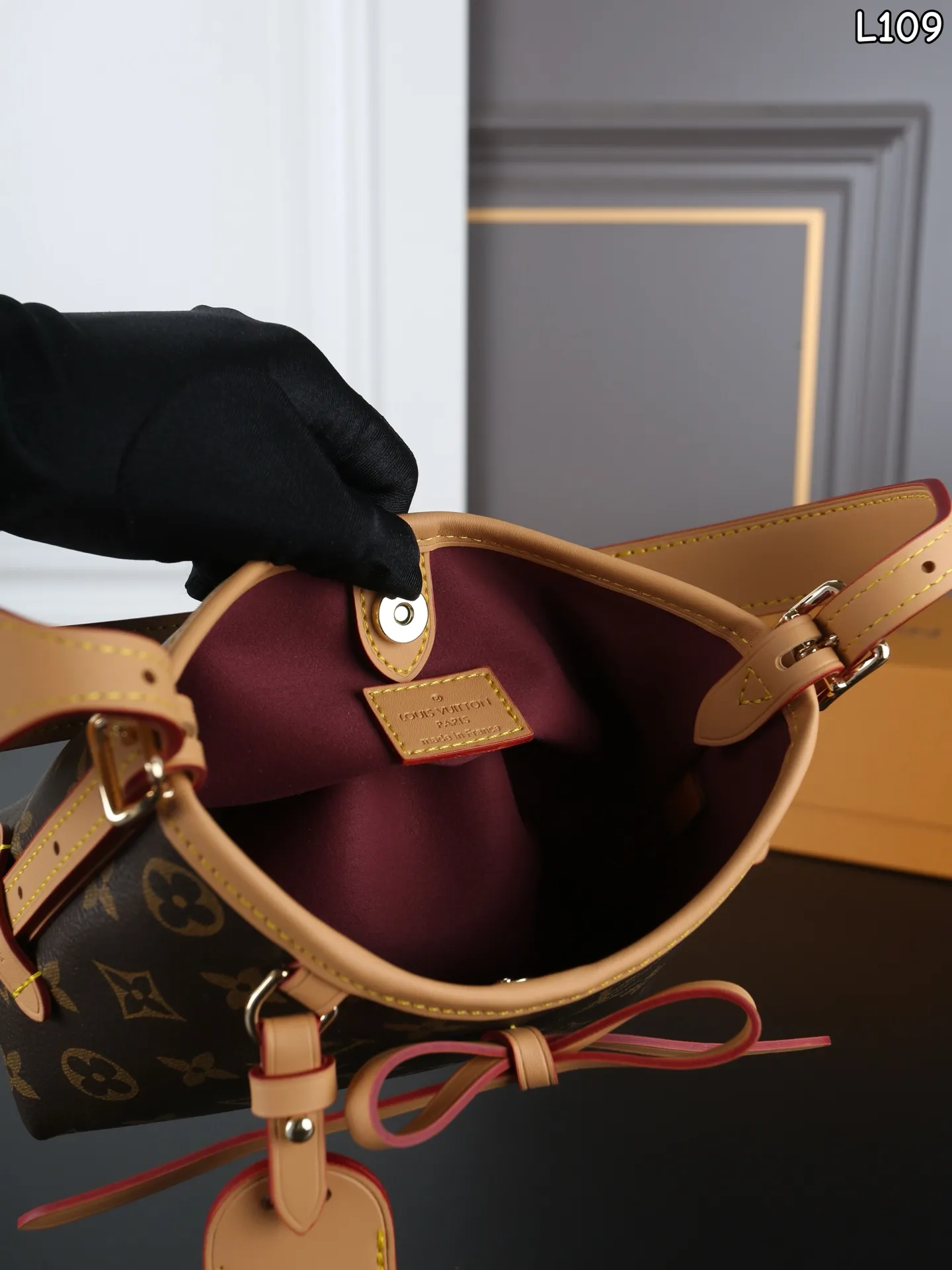 P140 全套礼盒 LV NANO CARRYALL 腋下包 单肩斜挎包 nano carryall太可爱啦 最新款的nano carryall 超可爱!!! 容量偏精致,适合当作穿搭配饰 喜欢迷你小包、日常轻出门闭眼冲! 一个超级萌的尺寸 尺寸:17×14