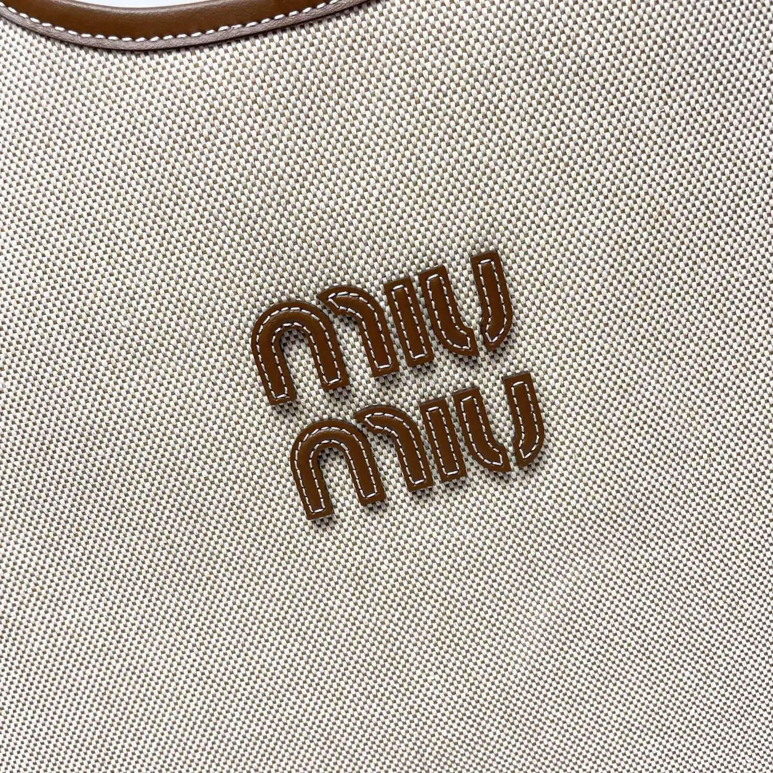 🍒M家🍒 5BG231，Miu家新款伊势丹限定托特包，全新帆布面料，延续上一季的慵懒和性感热潮，大胆创新的设计完美诠释了 Miu不拘一格，潇洒随意包容的人生态度，今年绝对爆🔥款式，搭配顶级进口小牛皮，质感高级，包身软而不塌，气质随性慵懒，容量超大，日常出街背它回头率百分百，手工缝制皮面Logo标志，内里全新麻布里，配拉链式口袋，尺寸35 X 40Cm，配原版包装