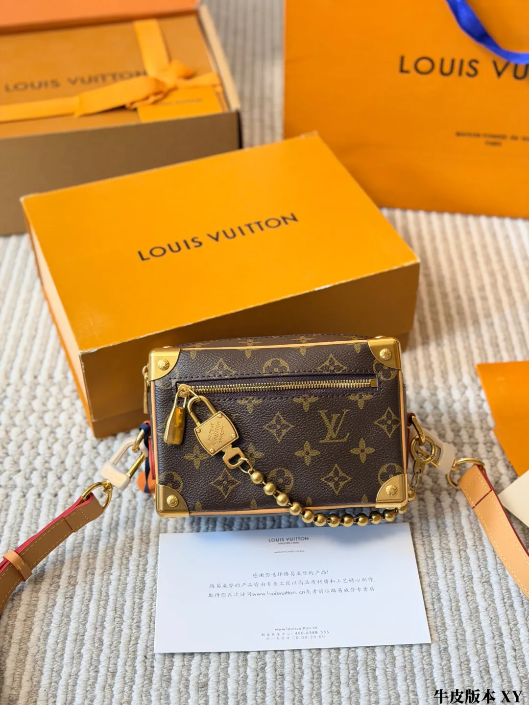 牛皮版本 p200 LV Mini Soft Trunk 软盒子包 LV Mini Soft Trunk软盒子包,经典Monogram老花帆布+金属锁头链条,复古又时髦。日常手机口红都能装,肩带可调节,单肩斜挎都OK!灵感来自 LV硬箱,柔软材质更实用,链条还能拆卸,手拎or斜挎都超有范儿~通勤、出街、旅行都能轻松驾驭,是LV热门单品之一! 尺寸18 12cm