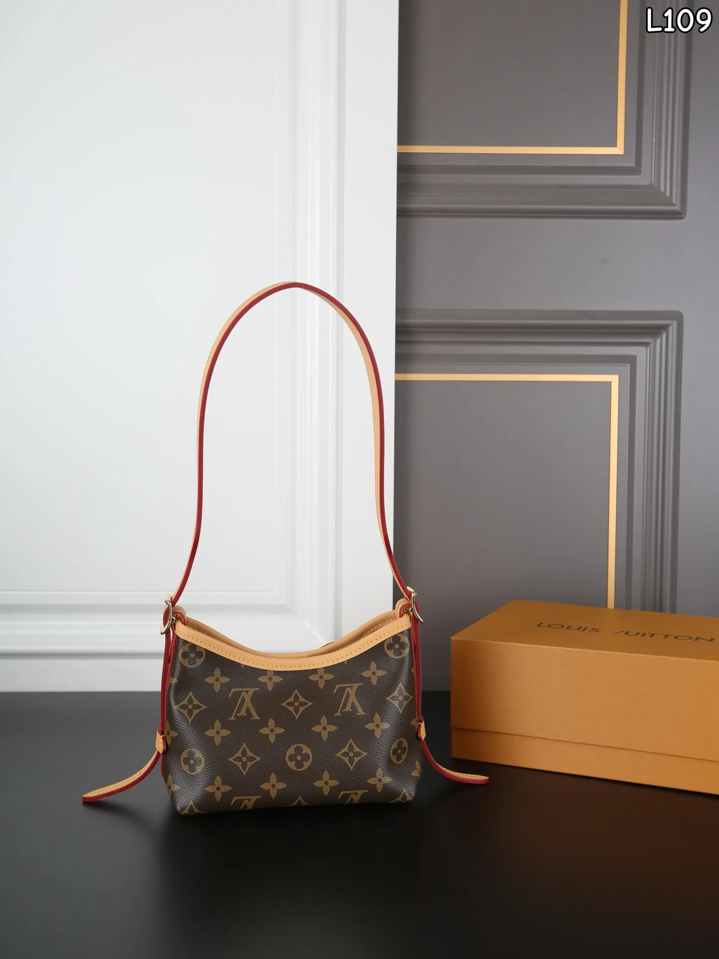 P140 全套礼盒 LV NANO CARRYALL 腋下包 单肩斜挎包 nano carryall太可爱啦 最新款的nano carryall 超可爱!!! 容量偏精致,适合当作穿搭配饰 喜欢迷你小包、日常轻出门闭眼冲! 一个超级萌的尺寸 尺寸:17×14