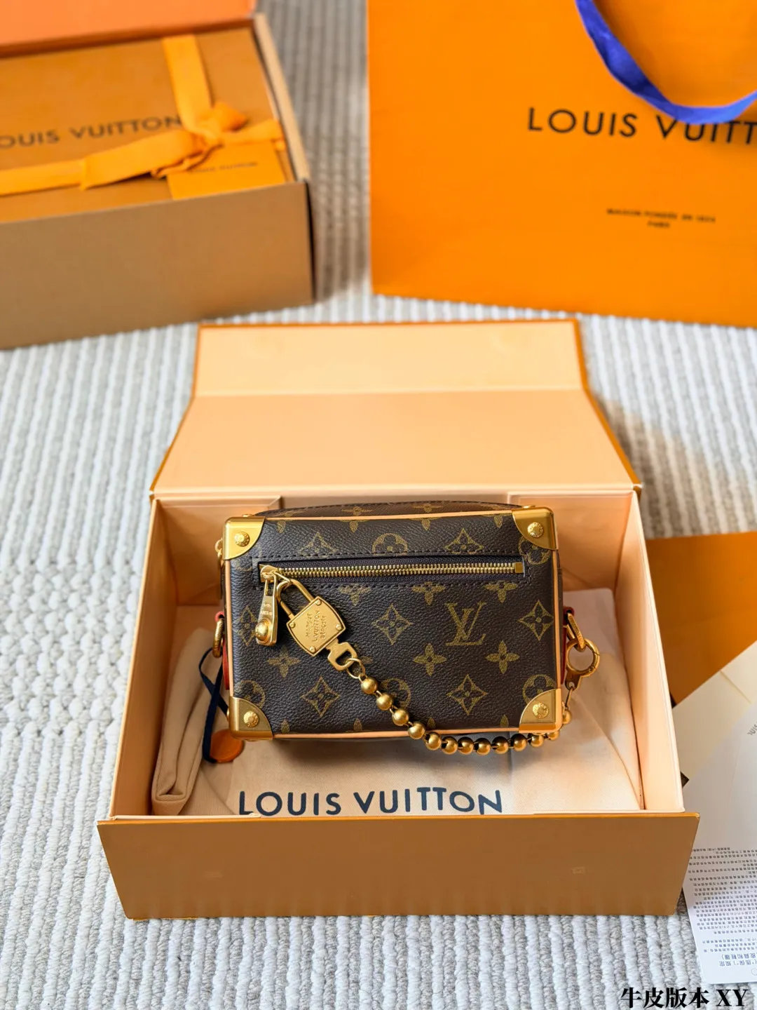 牛皮版本 p200 LV Mini Soft Trunk 软盒子包 LV Mini Soft Trunk软盒子包,经典Monogram老花帆布+金属锁头链条,复古又时髦。日常手机口红都能装,肩带可调节,单肩斜挎都OK!灵感来自 LV硬箱,柔软材质更实用,链条还能拆卸,手拎or斜挎都超有范儿~通勤、出街、旅行都能轻松驾驭,是LV热门单品之一! 尺寸18 12cm
