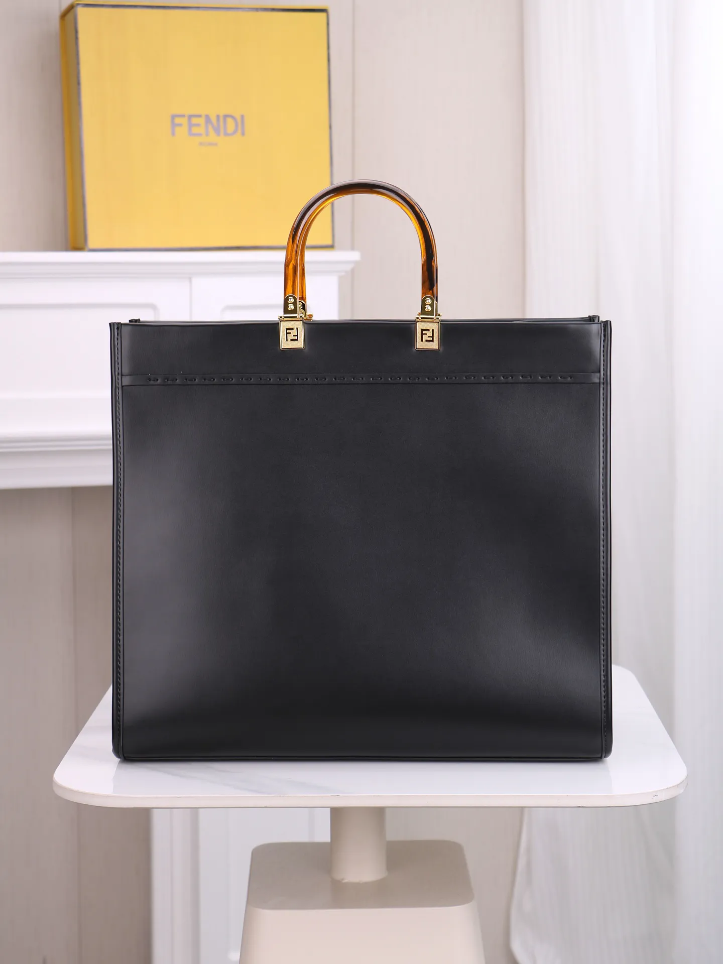 大号\n🔥💰260。F&Eacute;ŃĎI TOTE 托特包&ldquo;阳光手提袋&rdquo;\n皮革简单字母LOGO设计，琥珀色双手柄是整个包包最大焦点，单拧着就很有气场，也不勒手，整体复古感超强，非常适合喜欢复古风的时髦精，硬货力推💥 \n型号3343\n40x35x21cm40x35x21cm💰