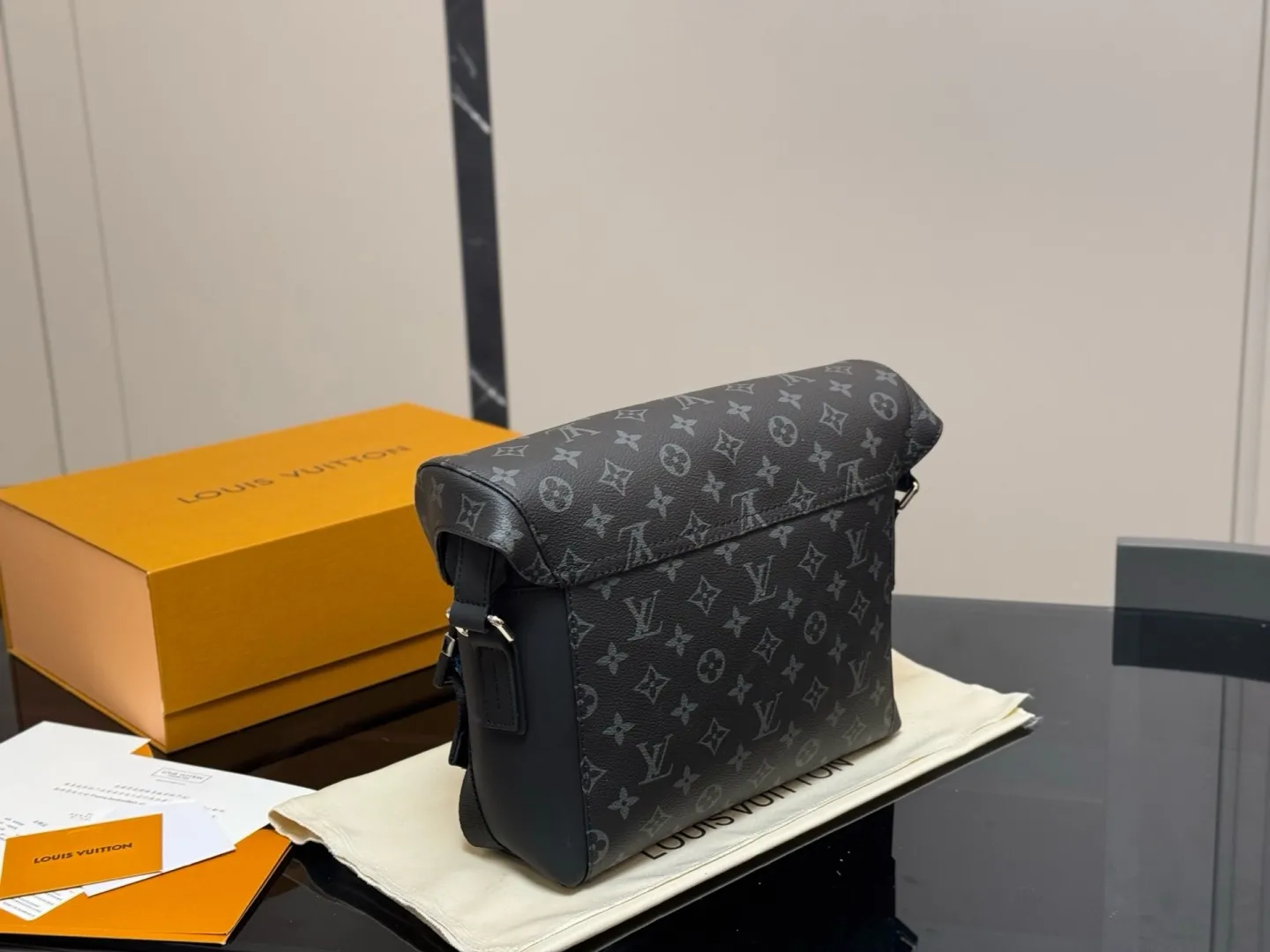 &yen;200 配折叠盒飞机盒 size：28*25cm Lv 男士邮差包 VOYAGER邮差包 结构和辅料都时尚青春化， 包包的大小尺码刚刚好， 手感很软！但是很🈶️型哦！ 搜索🔍Lv 男士邮差包