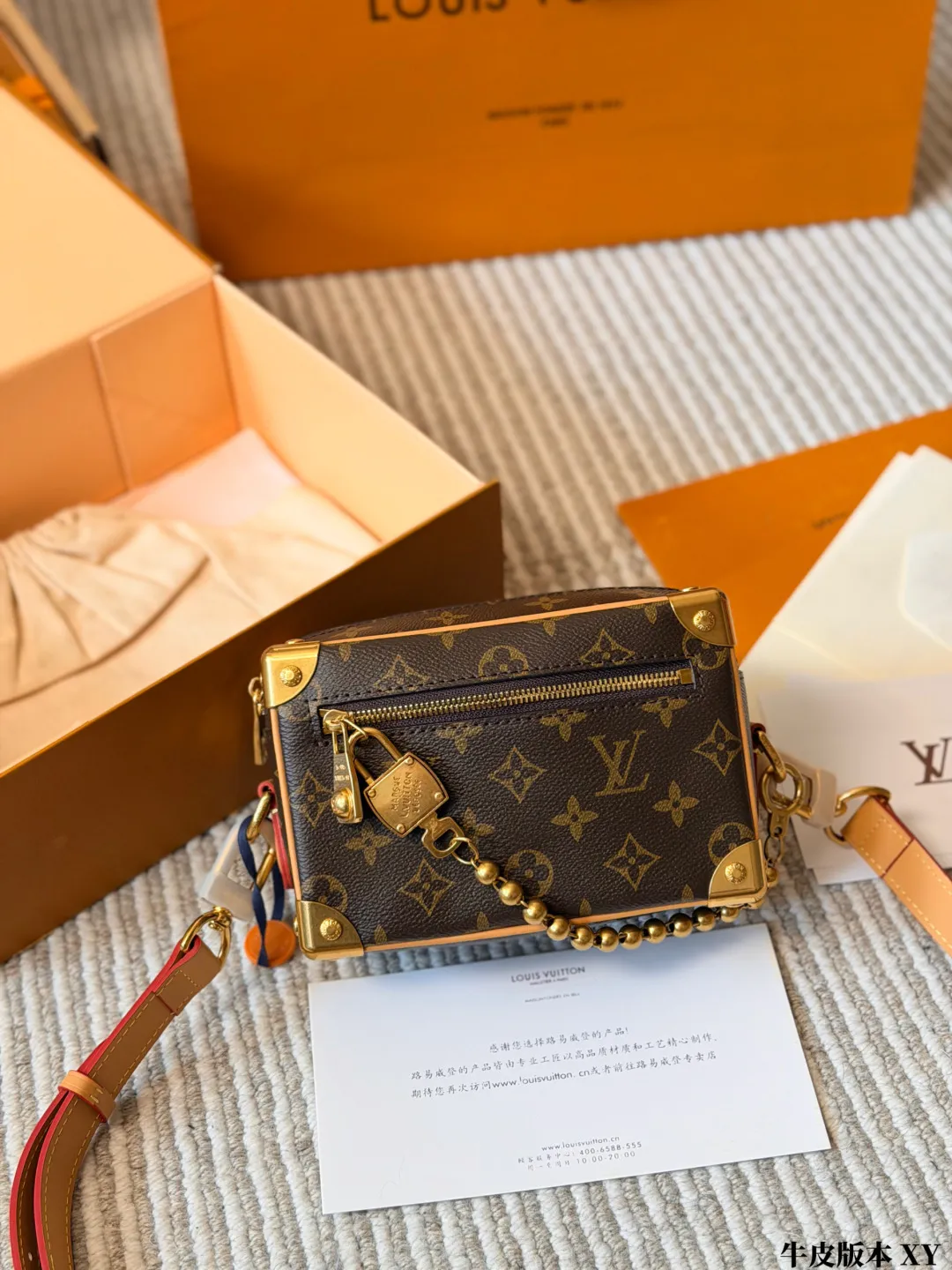 牛皮版本 p200 LV Mini Soft Trunk 软盒子包 LV Mini Soft Trunk软盒子包,经典Monogram老花帆布+金属锁头链条,复古又时髦。日常手机口红都能装,肩带可调节,单肩斜挎都OK!灵感来自 LV硬箱,柔软材质更实用,链条还能拆卸,手拎or斜挎都超有范儿~通勤、出街、旅行都能轻松驾驭,是LV热门单品之一! 尺寸18 12cm