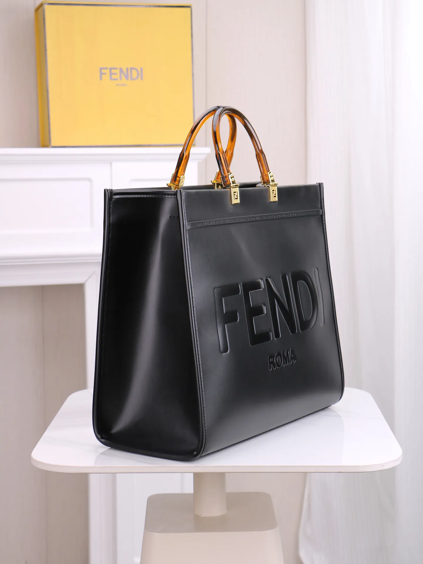 大号\n🔥💰260。F&Eacute;ŃĎI TOTE 托特包&ldquo;阳光手提袋&rdquo;\n皮革简单字母LOGO设计，琥珀色双手柄是整个包包最大焦点，单拧着就很有气场，也不勒手，整体复古感超强，非常适合喜欢复古风的时髦精，硬货力推💥 \n型号3343\n40x35x21cm40x35x21cm💰
