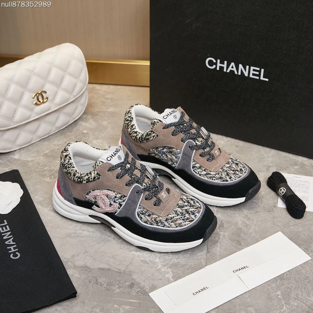 💰240 \n香奈儿Chanel&mdash;顶级版本休闲款运动鞋\n这款经典设计；鞋面多种工艺电绣的风格；大底却时尚运动；不平凡的拥入了多种配色&hellip;\n多混搭非常好看百搭，休闲，时尚，运动，户外都能兼顾&hellip;\nꫛꫀꪝ Go➫ 材料：\n❶鞋面采用： 原版进口高丝光牛反绒+防水羽绒\n❷内里采用： 原版进口透气网\n❸大底根据： 原版TPU组合大底\n精品包装全套女35&ndash;41 男38-46