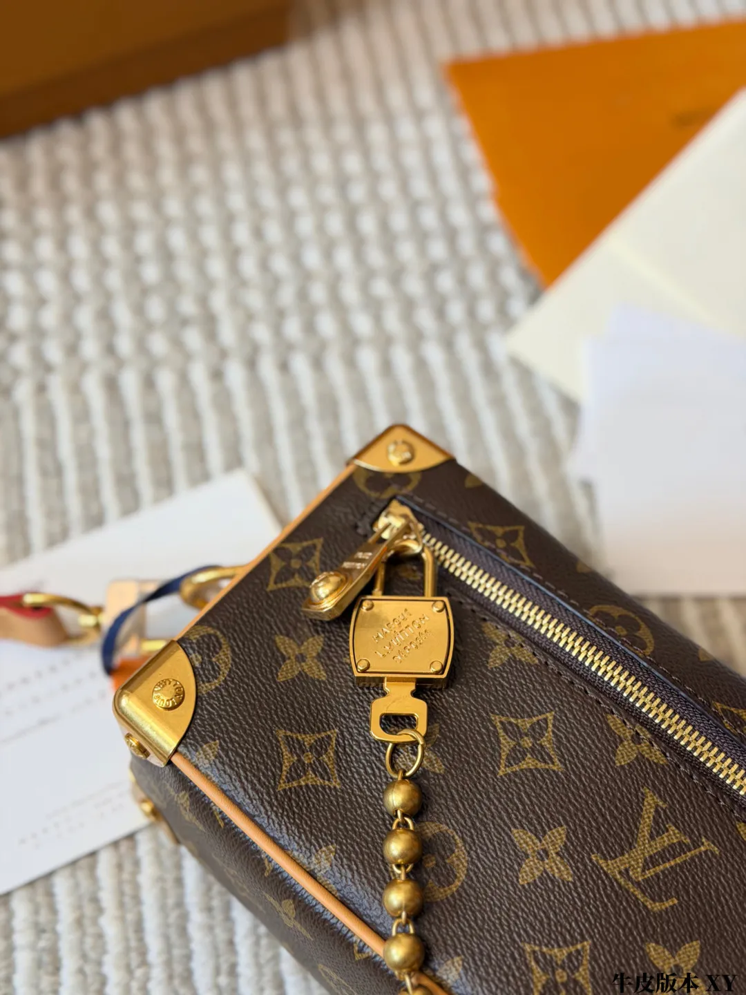 牛皮版本 p200 LV Mini Soft Trunk 软盒子包 LV Mini Soft Trunk软盒子包,经典Monogram老花帆布+金属锁头链条,复古又时髦。日常手机口红都能装,肩带可调节,单肩斜挎都OK!灵感来自 LV硬箱,柔软材质更实用,链条还能拆卸,手拎or斜挎都超有范儿~通勤、出街、旅行都能轻松驾驭,是LV热门单品之一! 尺寸18 12cm