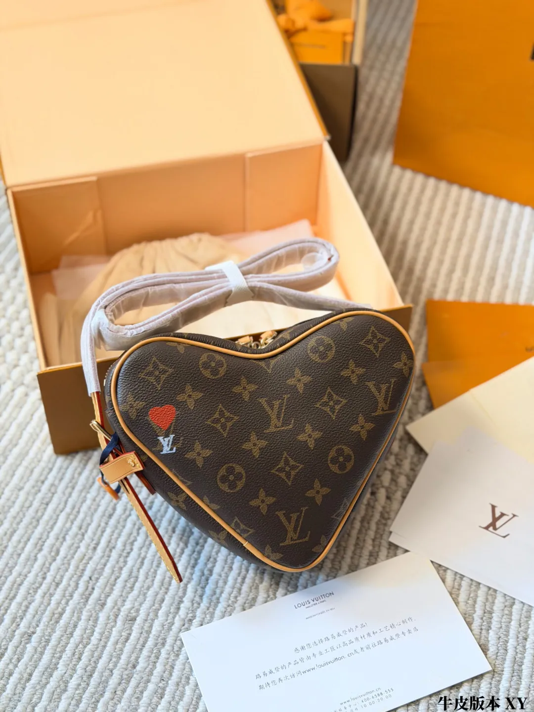 牛皮版本 p155 Lv 路易威登game on爱心包｜表达爱意要用心 爱心的包型算是把圆饼改头换面了一下 包身白色logo加一颗小&hearts;️的点缀 一切都来的刚刚好 尺寸 18 18cm