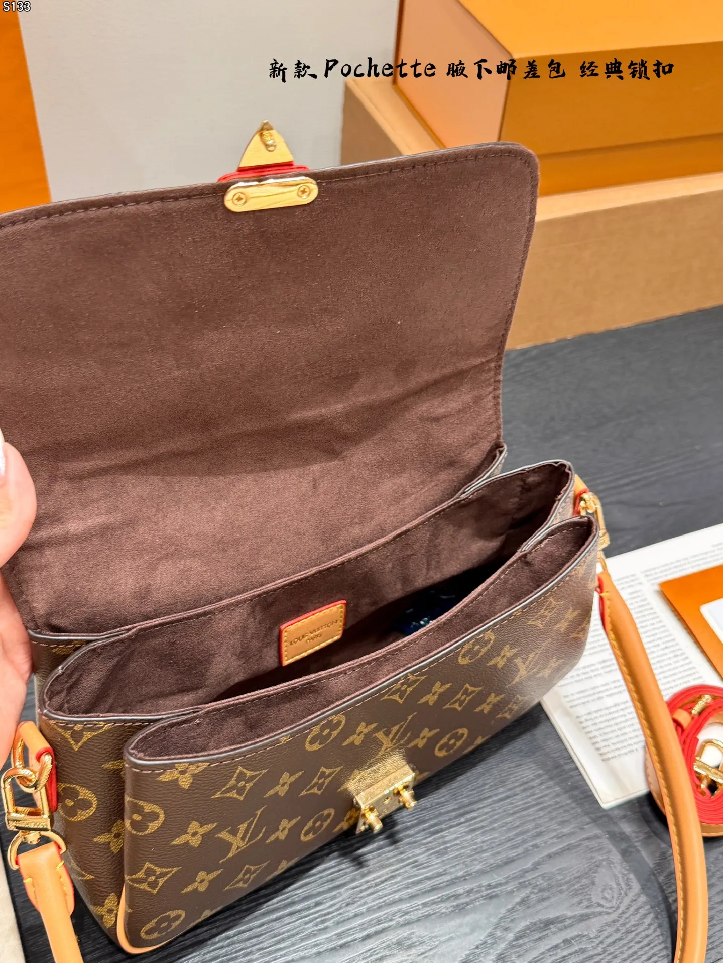 P225 礼盒包装\n尺寸26*16cm\nLV pochette新款腋下邮差包,金属锁扣超有辨识度!容量大,通勤or短途旅行都OK。肩带可调节,单肩斜挎随心切换,实用又时髦✨。老花图案+硬朗线条,优雅又有型,是LV经典系列代表,收藏or日常背都很推荐!