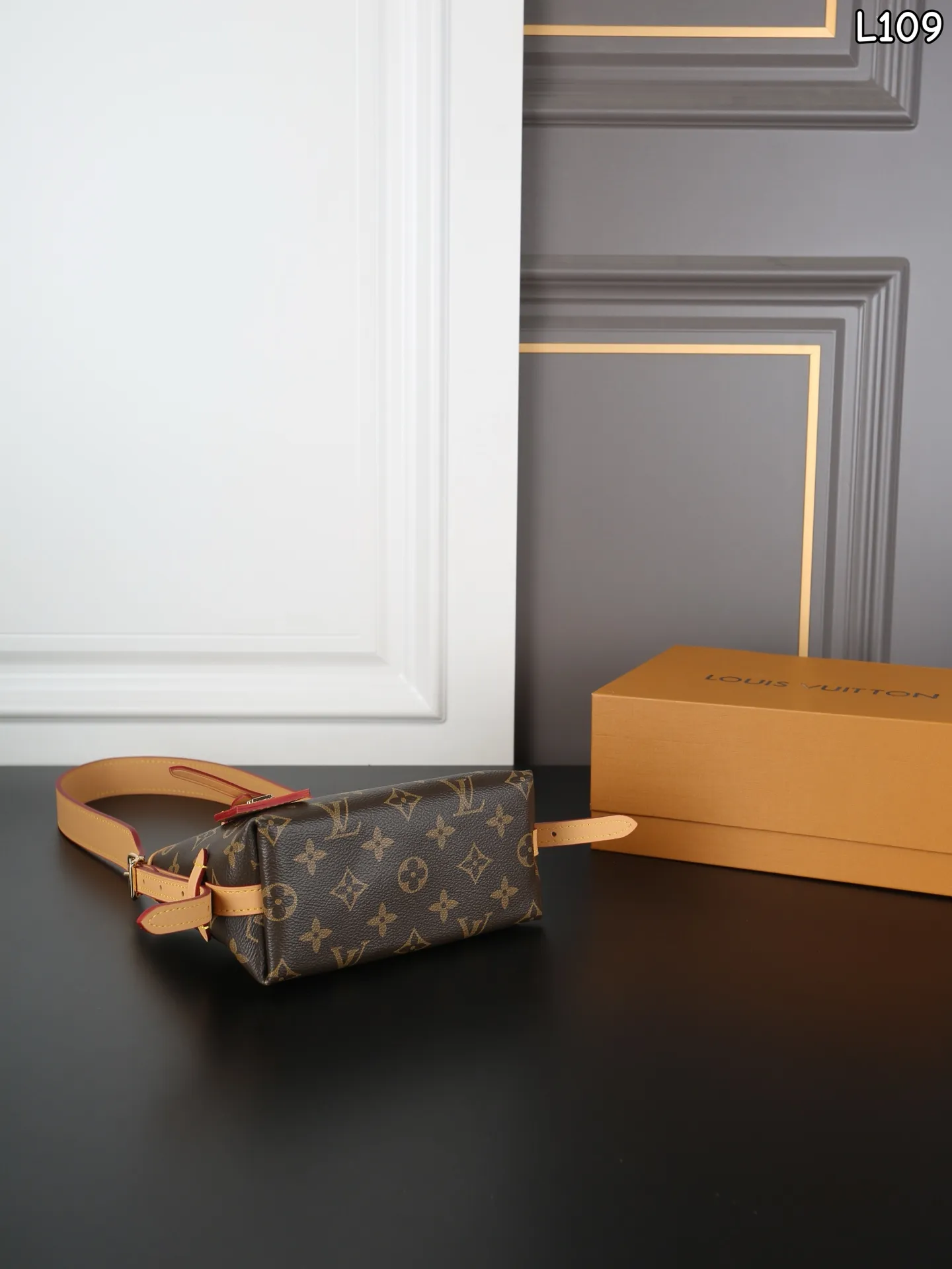 P140 全套礼盒 LV NANO CARRYALL 腋下包 单肩斜挎包 nano carryall太可爱啦 最新款的nano carryall 超可爱！！！ 容量偏精致，适合当作穿搭配饰 喜欢迷你小包、日常轻出门闭眼冲！ 一个超级萌的尺寸 尺寸：17&times;14