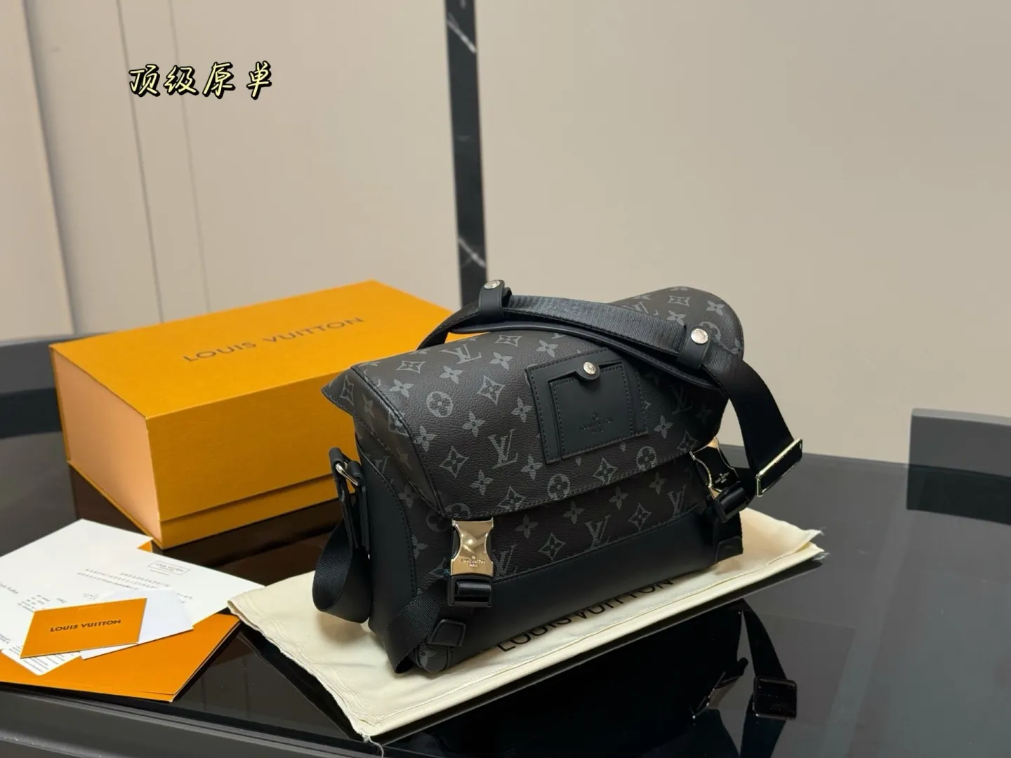 &yen;200 配折叠盒飞机盒 size：28*25cm Lv 男士邮差包 VOYAGER邮差包 结构和辅料都时尚青春化， 包包的大小尺码刚刚好， 手感很软！但是很🈶️型哦！ 搜索🔍Lv 男士邮差包