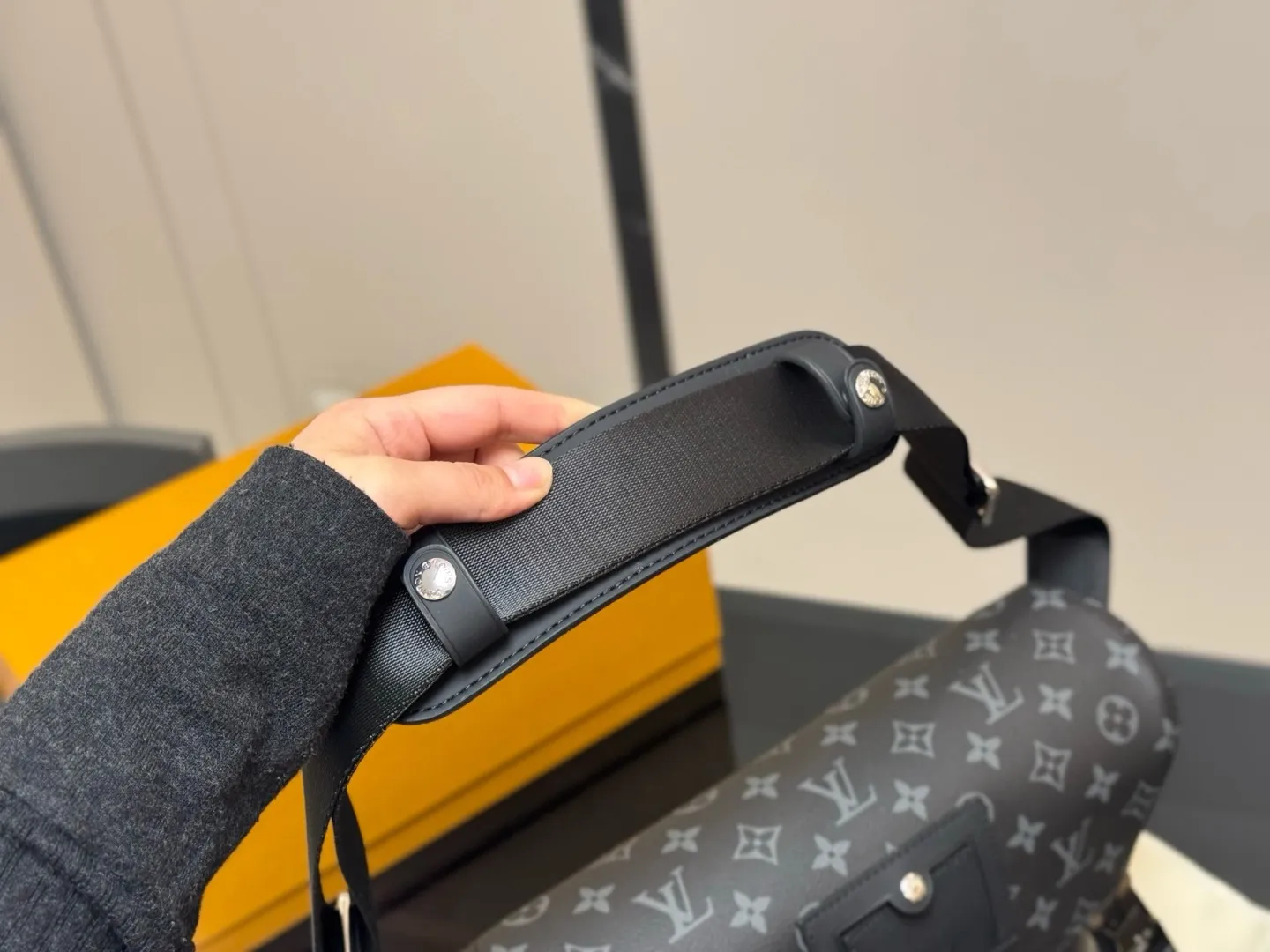 ¥200 配折叠盒飞机盒 size:28*25cm Lv 男士邮差包 VOYAGER邮差包 结构和辅料都时尚青春化, 包包的大小尺码刚刚好, 手感很软!但是很🈶️型哦! 搜索🔍Lv 男士邮差包