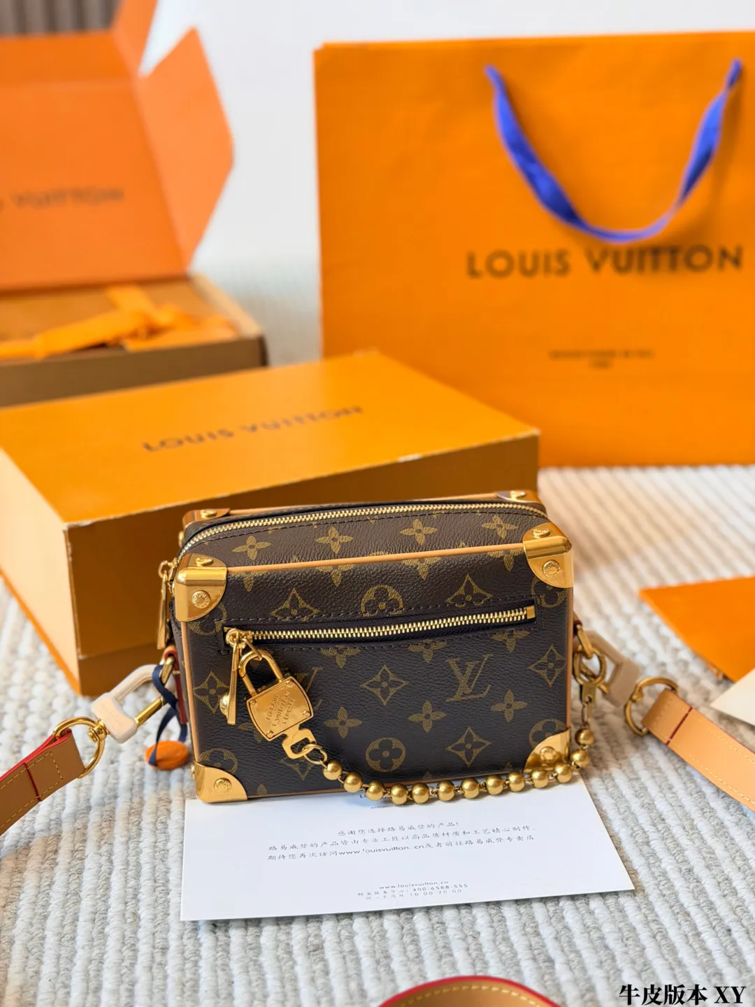 牛皮版本 p200 LV Mini Soft Trunk 软盒子包 LV Mini Soft Trunk软盒子包,经典Monogram老花帆布+金属锁头链条,复古又时髦。日常手机口红都能装,肩带可调节,单肩斜挎都OK!灵感来自 LV硬箱,柔软材质更实用,链条还能拆卸,手拎or斜挎都超有范儿~通勤、出街、旅行都能轻松驾驭,是LV热门单品之一! 尺寸18 12cm