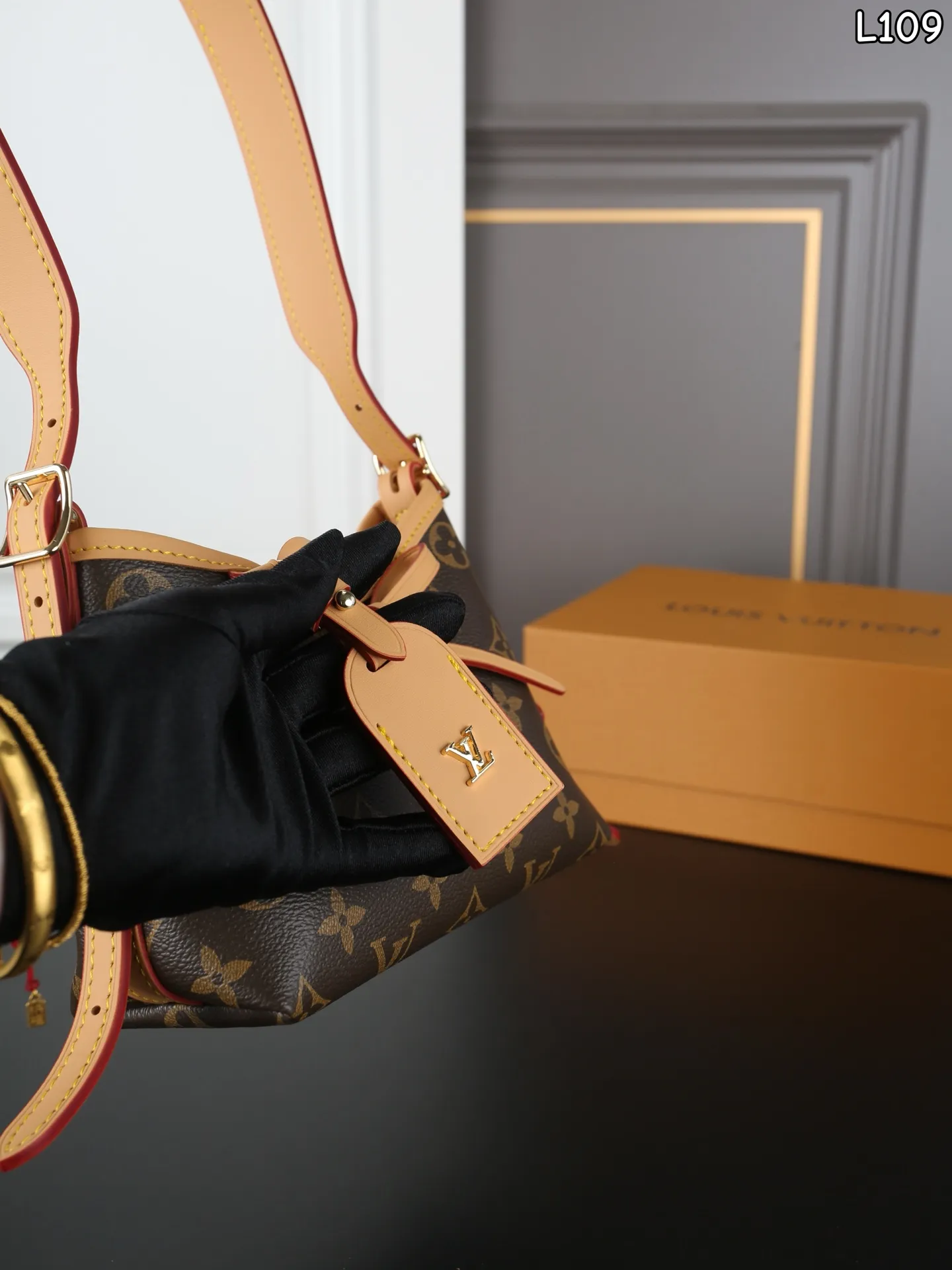 P140 全套礼盒 LV NANO CARRYALL 腋下包 单肩斜挎包 nano carryall太可爱啦 最新款的nano carryall 超可爱!!! 容量偏精致,适合当作穿搭配饰 喜欢迷你小包、日常轻出门闭眼冲! 一个超级萌的尺寸 尺寸:17×14