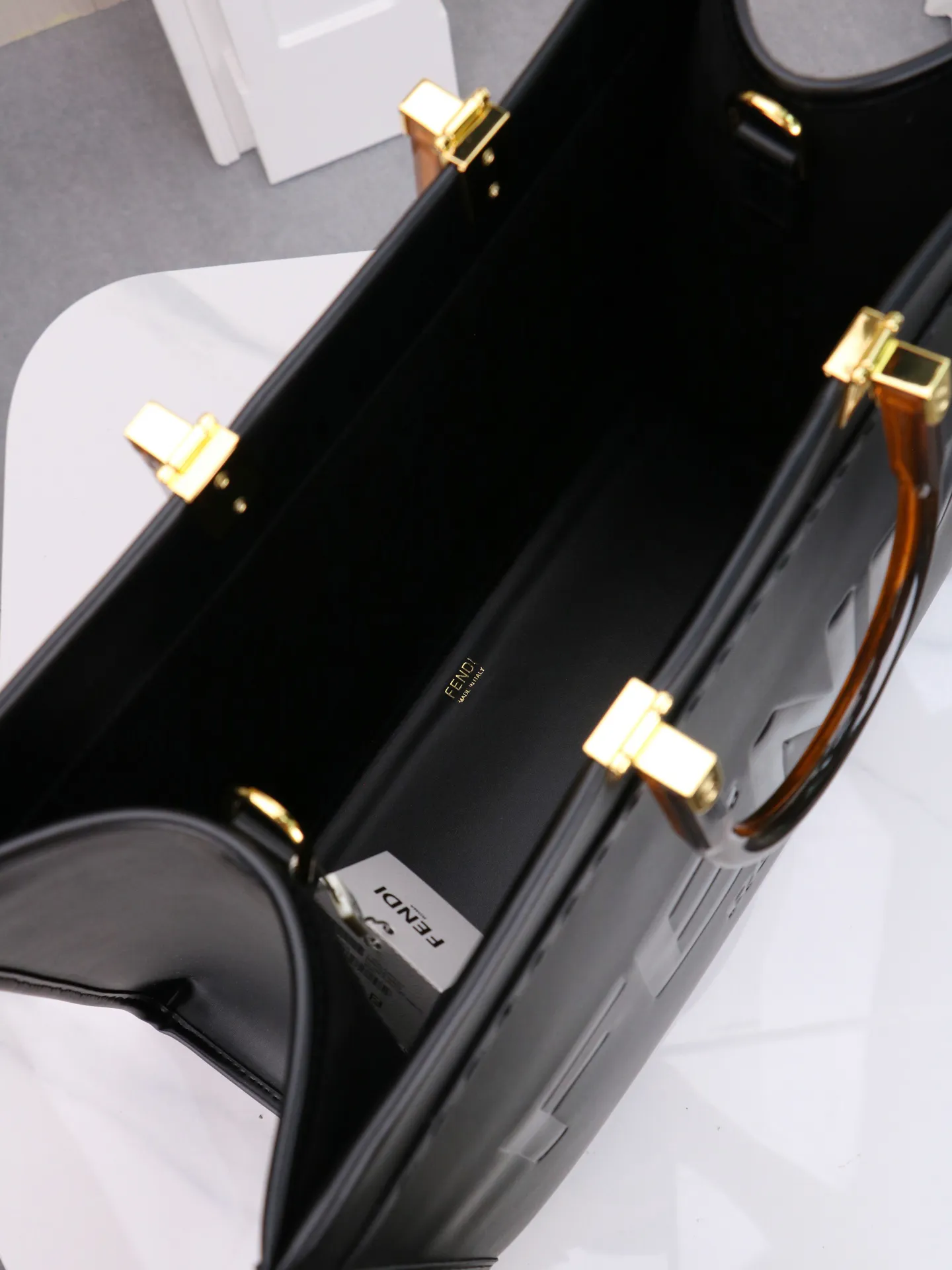 大号\n🔥💰260。F&Eacute;ŃĎI TOTE 托特包&ldquo;阳光手提袋&rdquo;\n皮革简单字母LOGO设计，琥珀色双手柄是整个包包最大焦点，单拧着就很有气场，也不勒手，整体复古感超强，非常适合喜欢复古风的时髦精，硬货力推💥 \n型号3343\n40x35x21cm40x35x21cm💰