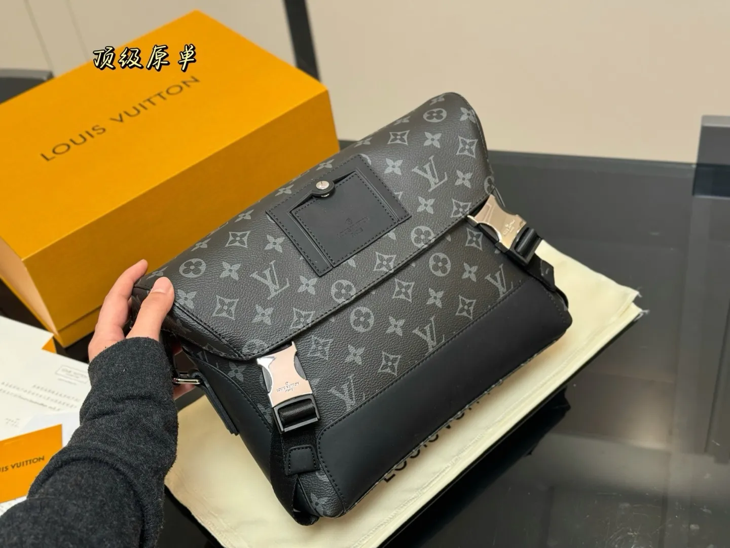 ¥200 配折叠盒飞机盒 size:28*25cm Lv 男士邮差包 VOYAGER邮差包 结构和辅料都时尚青春化, 包包的大小尺码刚刚好, 手感很软!但是很🈶️型哦! 搜索🔍Lv 男士邮差包