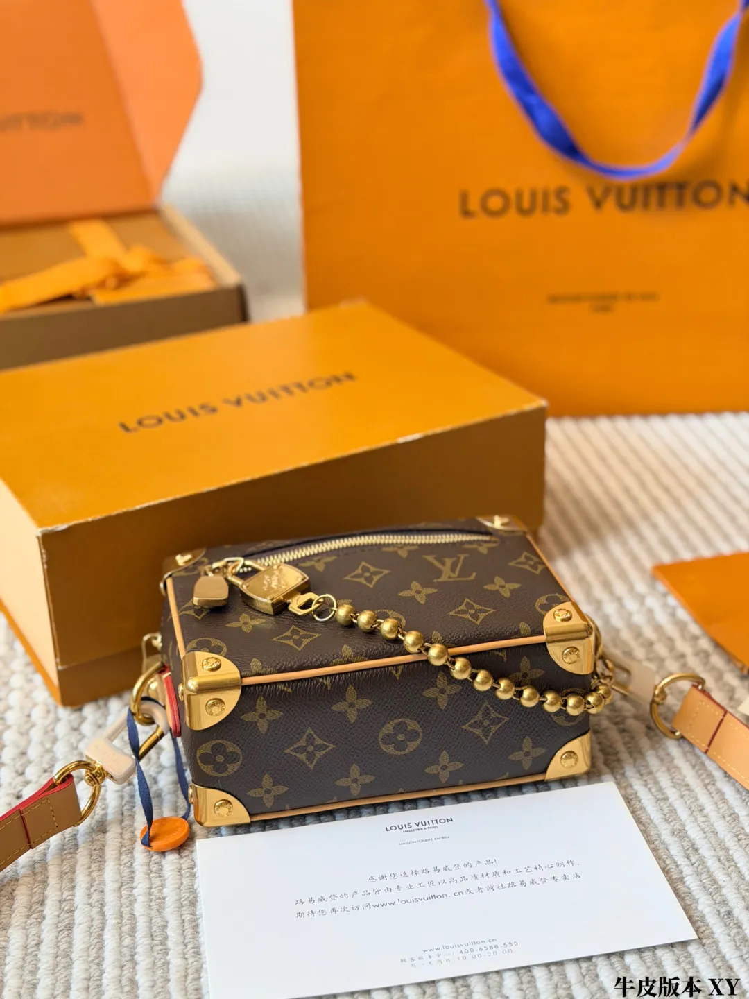 牛皮版本 p200 LV Mini Soft Trunk 软盒子包 LV Mini Soft Trunk软盒子包，经典Monogram老花帆布＋金属锁头链条，复古又时髦。日常手机口红都能装，肩带可调节，单肩斜挎都OK！灵感来自 LV硬箱，柔软材质更实用，链条还能拆卸，手拎or斜挎都超有范儿～通勤、出街、旅行都能轻松驾驭，是LV热门单品之一！ 尺寸18 12cm