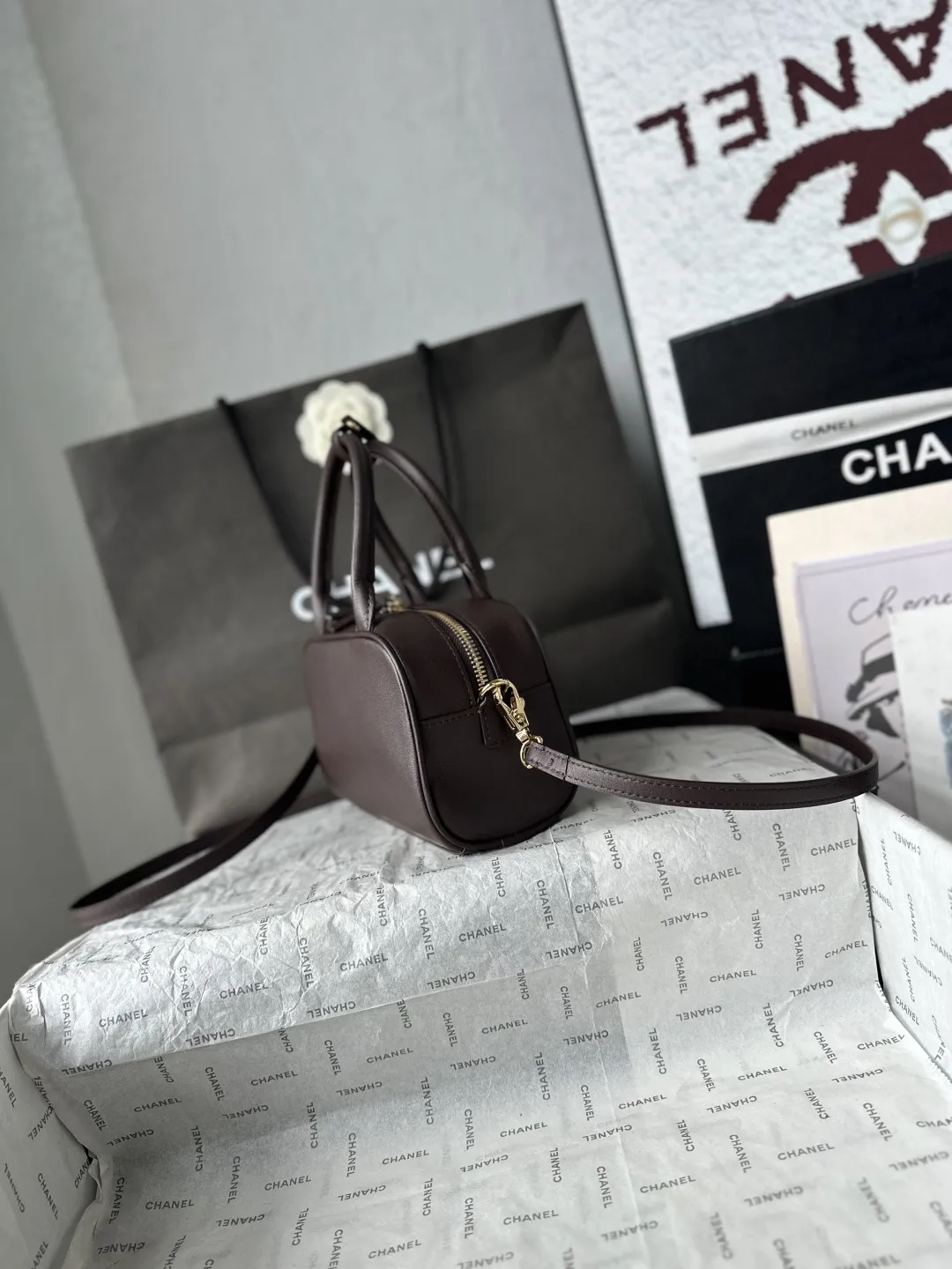 升级版_跑量价p730 【配小香专用白盒】 法国&middot;高端定制品 Chane1 Chanel 26Bmini保龄球波士顿包｜AS5528 本年度最实用的香奈儿被我挖到了 小牛皮质感绝了 浅金扣低调不张扬 搭配圆牌挂坠（带双C压纹）低调轻奢 超长双提手既能手拎又能腋下背 容量巨能装 通勤所有杂物一键收纳 硬挺包型完全不会软塌 极简矩形版型 不挑穿搭不挑季节 永不过时 尺寸：20-13-9CM