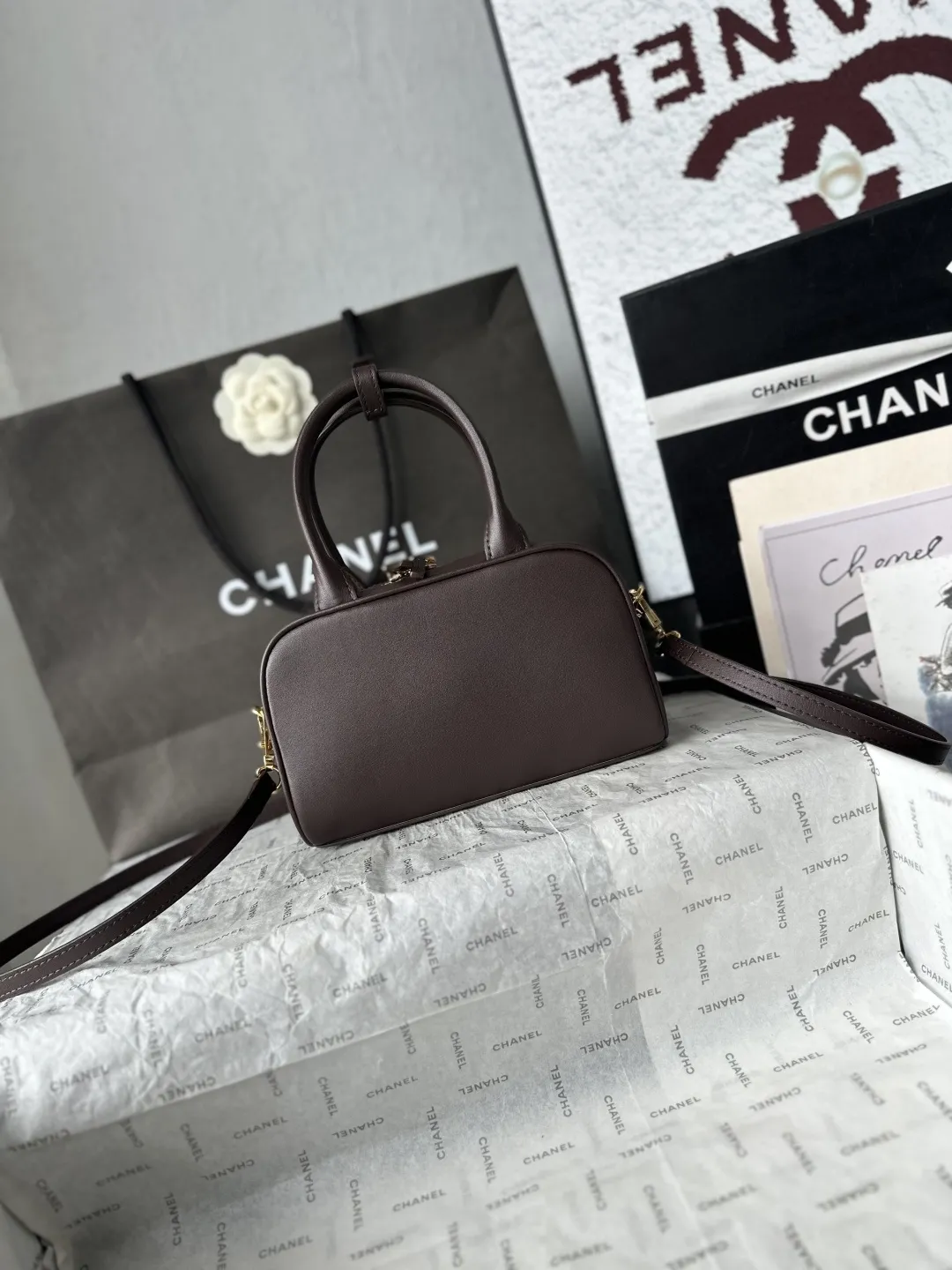 升级版_跑量价p730 【配小香专用白盒】 法国&middot;高端定制品 Chane1 Chanel 26Bmini保龄球波士顿包｜AS5528 本年度最实用的香奈儿被我挖到了 小牛皮质感绝了 浅金扣低调不张扬 搭配圆牌挂坠（带双C压纹）低调轻奢 超长双提手既能手拎又能腋下背 容量巨能装 通勤所有杂物一键收纳 硬挺包型完全不会软塌 极简矩形版型 不挑穿搭不挑季节 永不过时 尺寸：20-13-9CM