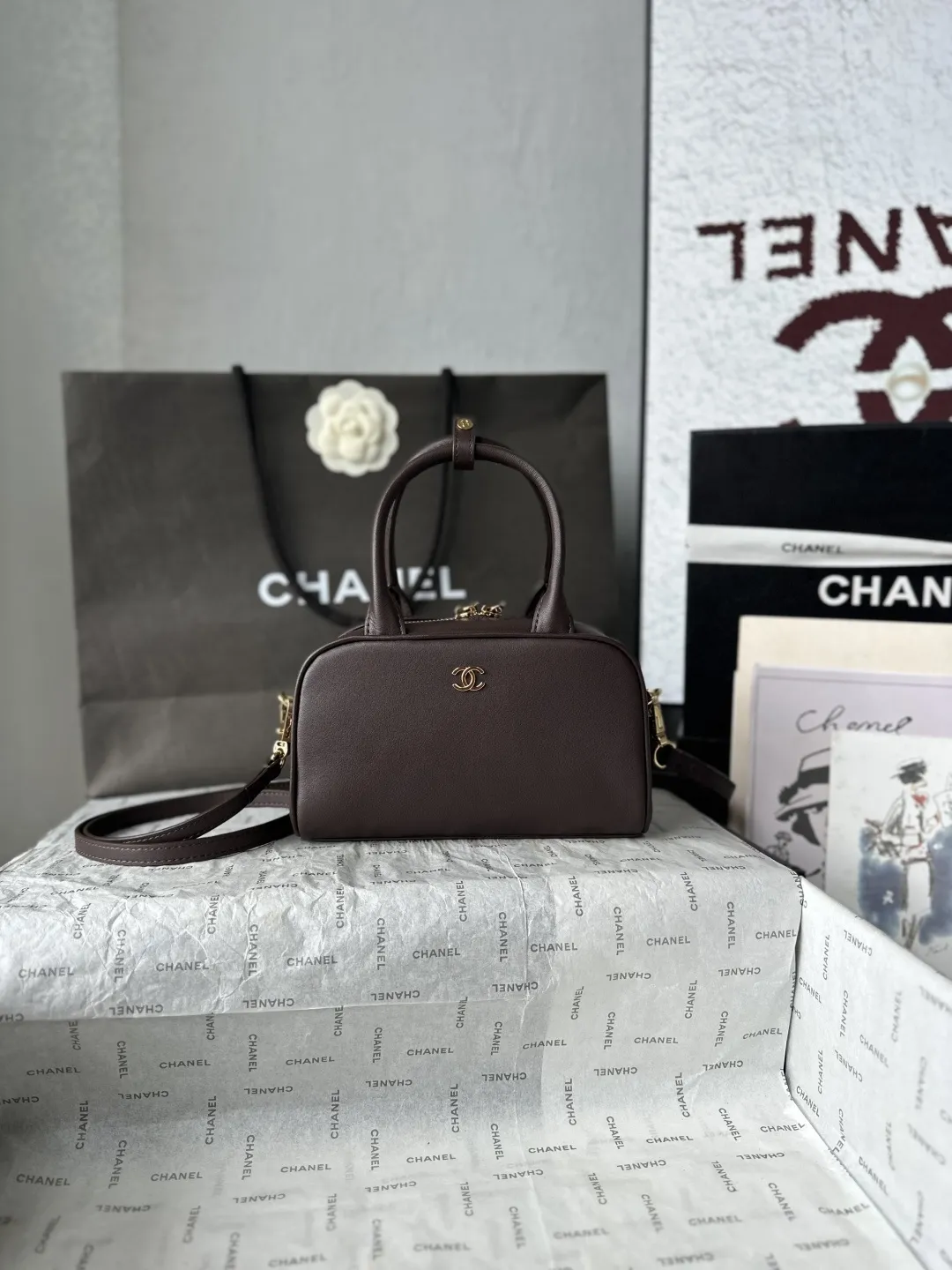 升级版_跑量价p730 【配小香专用白盒】 法国·高端定制品 Chane1 Chanel 26Bmini保龄球波士顿包|AS5528 本年度最实用的香奈儿被我挖到了 小牛皮质感绝了 浅金扣低调不张扬 搭配圆牌挂坠(带双C压纹)低调轻奢 超长双提手既能手拎又能腋下背 容量巨能装 通勤所有杂物一键收纳 硬挺包型完全不会软塌 极简矩形版型 不挑穿搭不挑季节 永不过时 尺寸:20-13-9CM