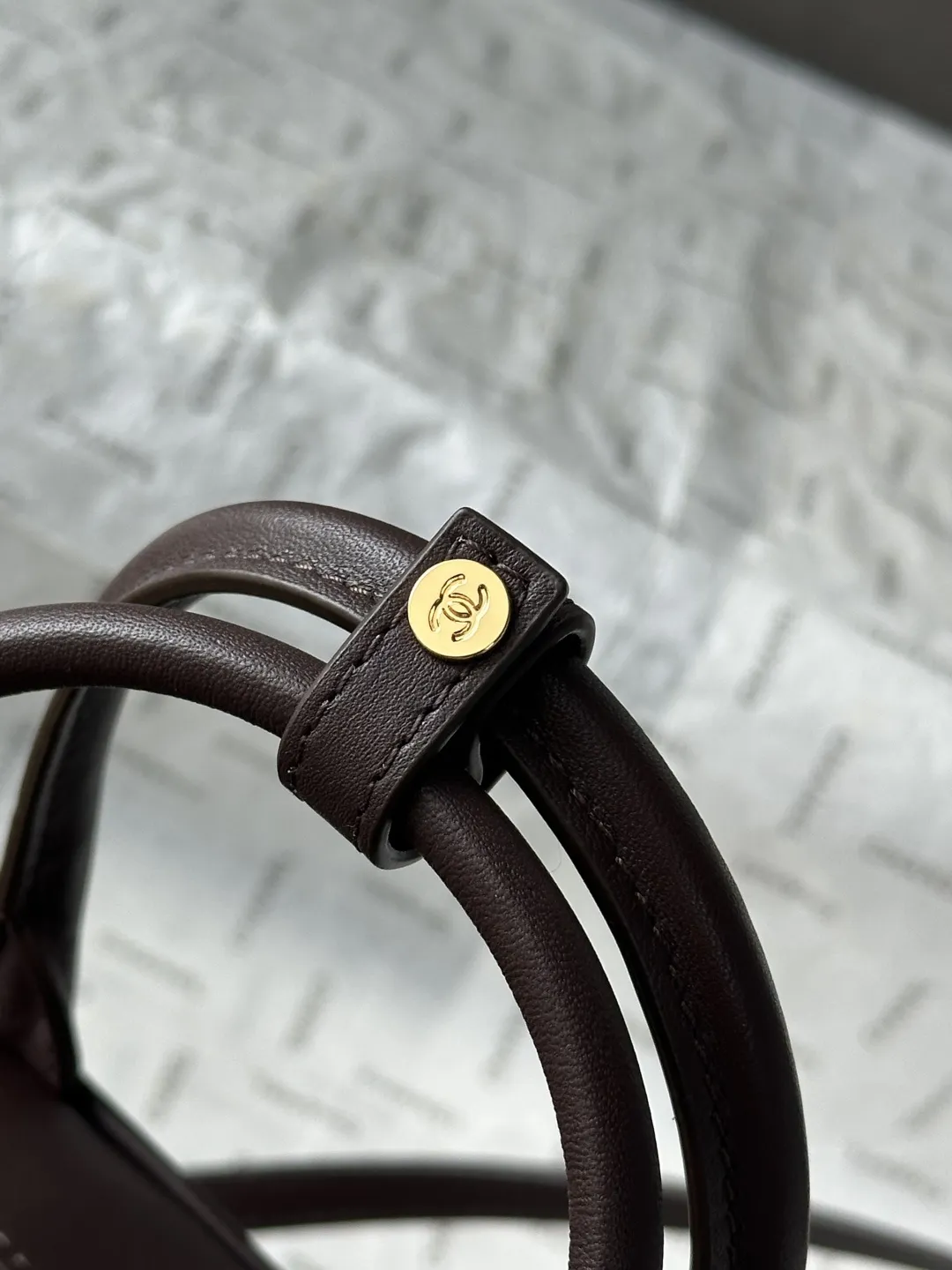 升级版_跑量价p730 【配小香专用白盒】 法国·高端定制品 Chane1 Chanel 26Bmini保龄球波士顿包|AS5528 本年度最实用的香奈儿被我挖到了 小牛皮质感绝了 浅金扣低调不张扬 搭配圆牌挂坠(带双C压纹)低调轻奢 超长双提手既能手拎又能腋下背 容量巨能装 通勤所有杂物一键收纳 硬挺包型完全不会软塌 极简矩形版型 不挑穿搭不挑季节 永不过时 尺寸:20-13-9CM