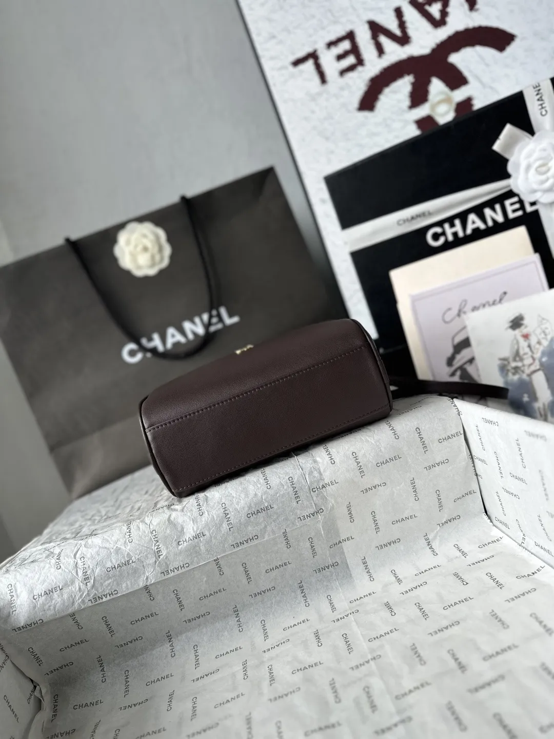 升级版_跑量价p730 【配小香专用白盒】 法国·高端定制品 Chane1 Chanel 26Bmini保龄球波士顿包|AS5528 本年度最实用的香奈儿被我挖到了 小牛皮质感绝了 浅金扣低调不张扬 搭配圆牌挂坠(带双C压纹)低调轻奢 超长双提手既能手拎又能腋下背 容量巨能装 通勤所有杂物一键收纳 硬挺包型完全不会软塌 极简矩形版型 不挑穿搭不挑季节 永不过时 尺寸:20-13-9CM
