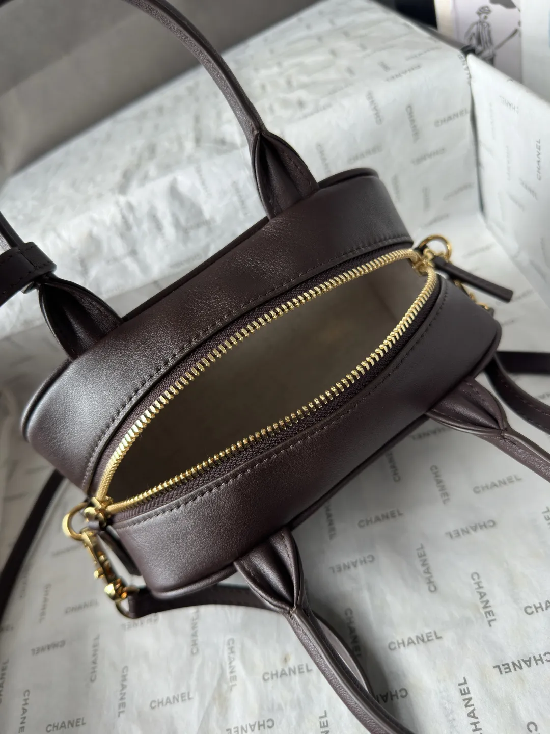 升级版_跑量价p730 【配小香专用白盒】 法国·高端定制品 Chane1 Chanel 26Bmini保龄球波士顿包|AS5528 本年度最实用的香奈儿被我挖到了 小牛皮质感绝了 浅金扣低调不张扬 搭配圆牌挂坠(带双C压纹)低调轻奢 超长双提手既能手拎又能腋下背 容量巨能装 通勤所有杂物一键收纳 硬挺包型完全不会软塌 极简矩形版型 不挑穿搭不挑季节 永不过时 尺寸:20-13-9CM