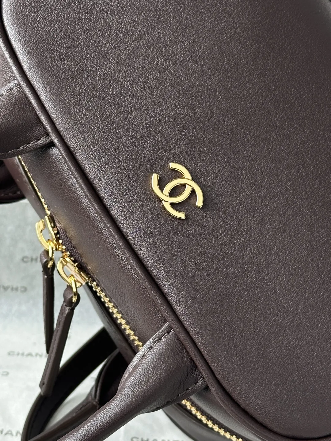 升级版_跑量价p730 【配小香专用白盒】 法国&middot;高端定制品 Chane1 Chanel 26Bmini保龄球波士顿包｜AS5528 本年度最实用的香奈儿被我挖到了 小牛皮质感绝了 浅金扣低调不张扬 搭配圆牌挂坠（带双C压纹）低调轻奢 超长双提手既能手拎又能腋下背 容量巨能装 通勤所有杂物一键收纳 硬挺包型完全不会软塌 极简矩形版型 不挑穿搭不挑季节 永不过时 尺寸：20-13-9CM