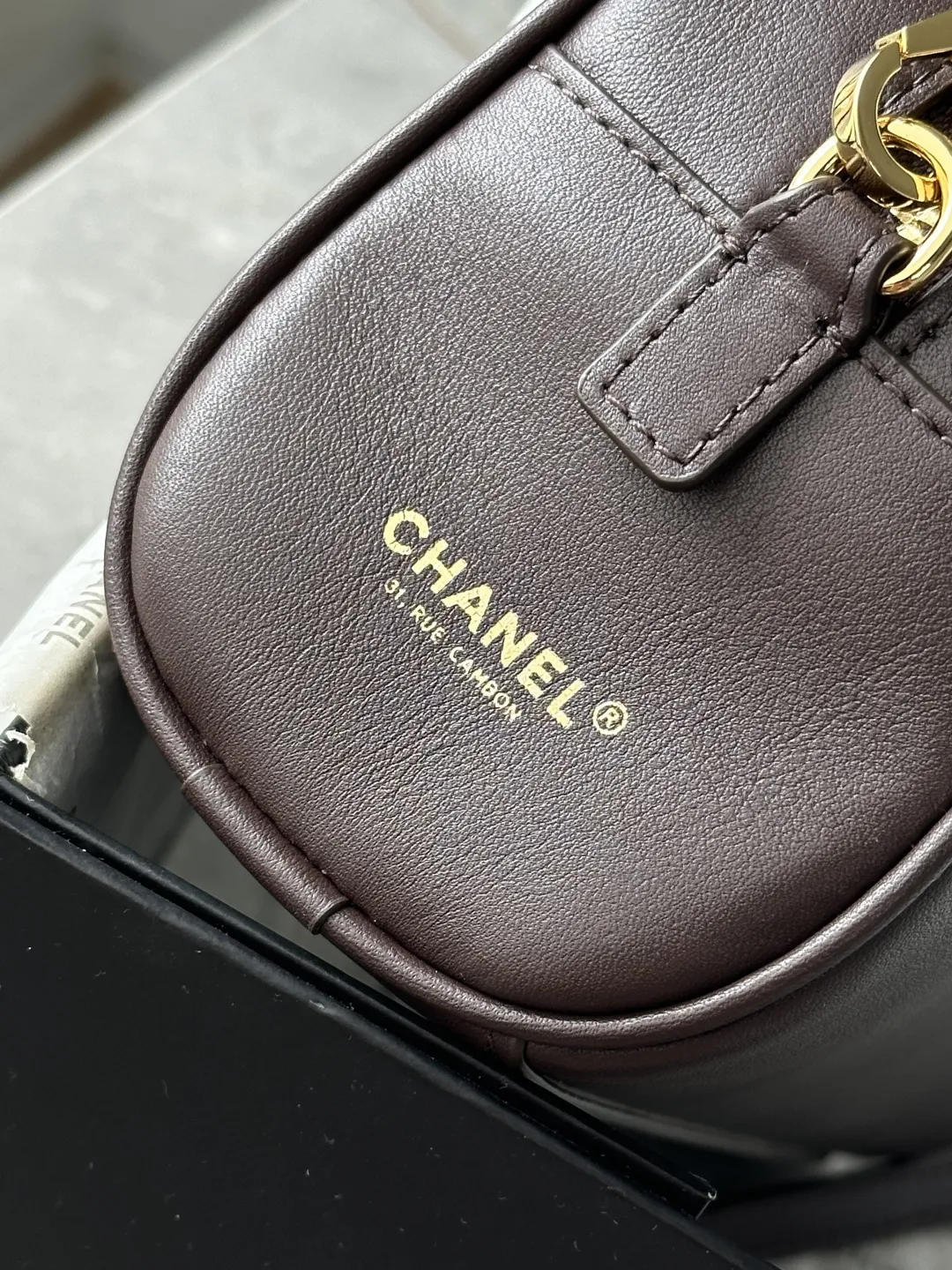 升级版_跑量价p730 【配小香专用白盒】 法国·高端定制品 Chane1 Chanel 26Bmini保龄球波士顿包|AS5528 本年度最实用的香奈儿被我挖到了 小牛皮质感绝了 浅金扣低调不张扬 搭配圆牌挂坠(带双C压纹)低调轻奢 超长双提手既能手拎又能腋下背 容量巨能装 通勤所有杂物一键收纳 硬挺包型完全不会软塌 极简矩形版型 不挑穿搭不挑季节 永不过时 尺寸:20-13-9CM