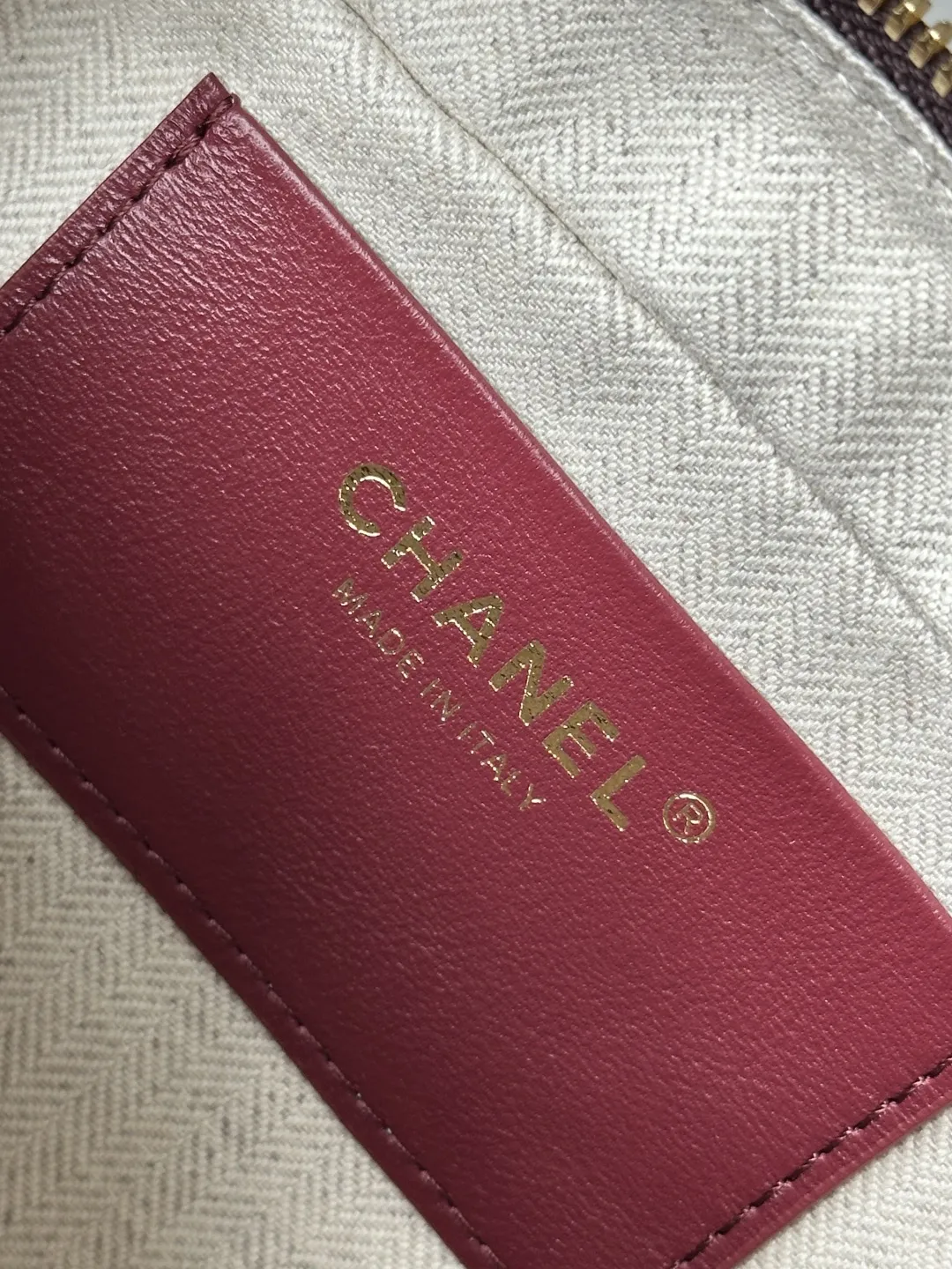 升级版_跑量价p730 【配小香专用白盒】 法国·高端定制品 Chane1 Chanel 26Bmini保龄球波士顿包|AS5528 本年度最实用的香奈儿被我挖到了 小牛皮质感绝了 浅金扣低调不张扬 搭配圆牌挂坠(带双C压纹)低调轻奢 超长双提手既能手拎又能腋下背 容量巨能装 通勤所有杂物一键收纳 硬挺包型完全不会软塌 极简矩形版型 不挑穿搭不挑季节 永不过时 尺寸:20-13-9CM