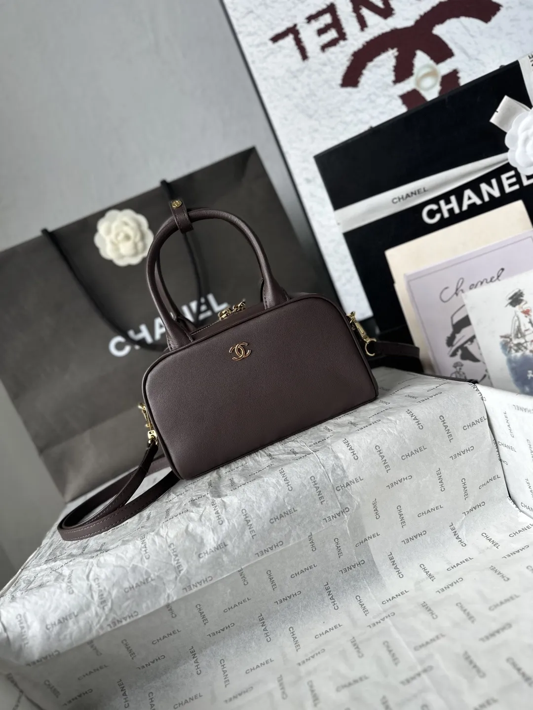 升级版_跑量价p730 【配小香专用白盒】 法国&middot;高端定制品 Chane1 Chanel 26Bmini保龄球波士顿包｜AS5528 本年度最实用的香奈儿被我挖到了 小牛皮质感绝了 浅金扣低调不张扬 搭配圆牌挂坠（带双C压纹）低调轻奢 超长双提手既能手拎又能腋下背 容量巨能装 通勤所有杂物一键收纳 硬挺包型完全不会软塌 极简矩形版型 不挑穿搭不挑季节 永不过时 尺寸：20-13-9CM