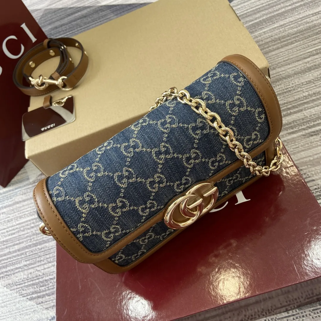p720。【配全套专柜包装】‼️Gucci Go系列专为运动而生。这款肩背包以精致而轻盈的GG Monogram胶料匠心打造，配以雅致的链带，为2025春夏系列再添亮眼力作。其包内格局也非常实用，后侧设有一个可拆卸镜子。 型号：826761。 尺寸：21.5厘米（宽）x 14厘米（高）x 9厘米（深） 重量：约0.8千克 颜色：蓝色牛仔/原厂皮。