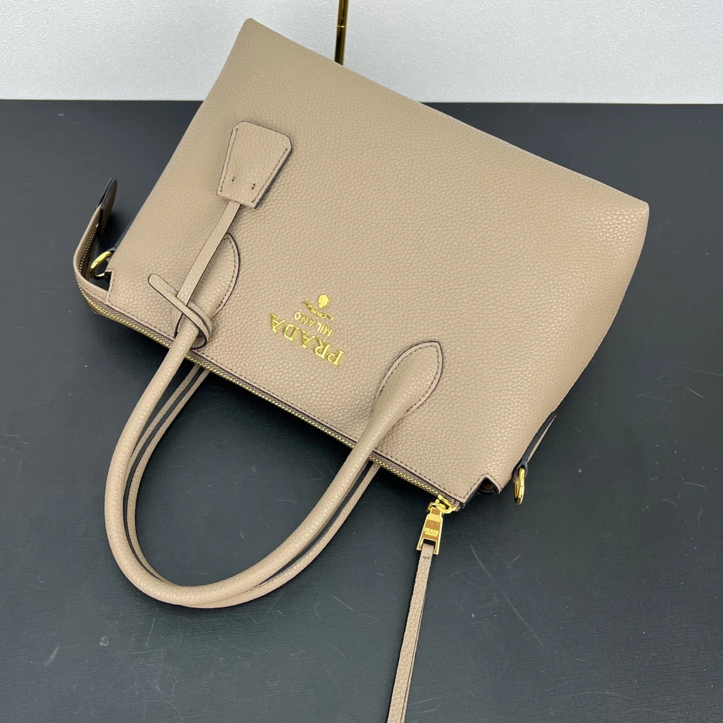 💰295 P家新款，专柜正品有售【顶级原版质量】 ！型号：1BA157，尺寸：31&times;23&times;14cm 175工厂出品，必定精品 🌹配双肩带💋大荔枝纹小牛皮 皮革双提手 可拆卸可调式皮革肩带 可拆卸可调式彩色织物肩带 镀金配件 金属刻字Logo 拉牌！