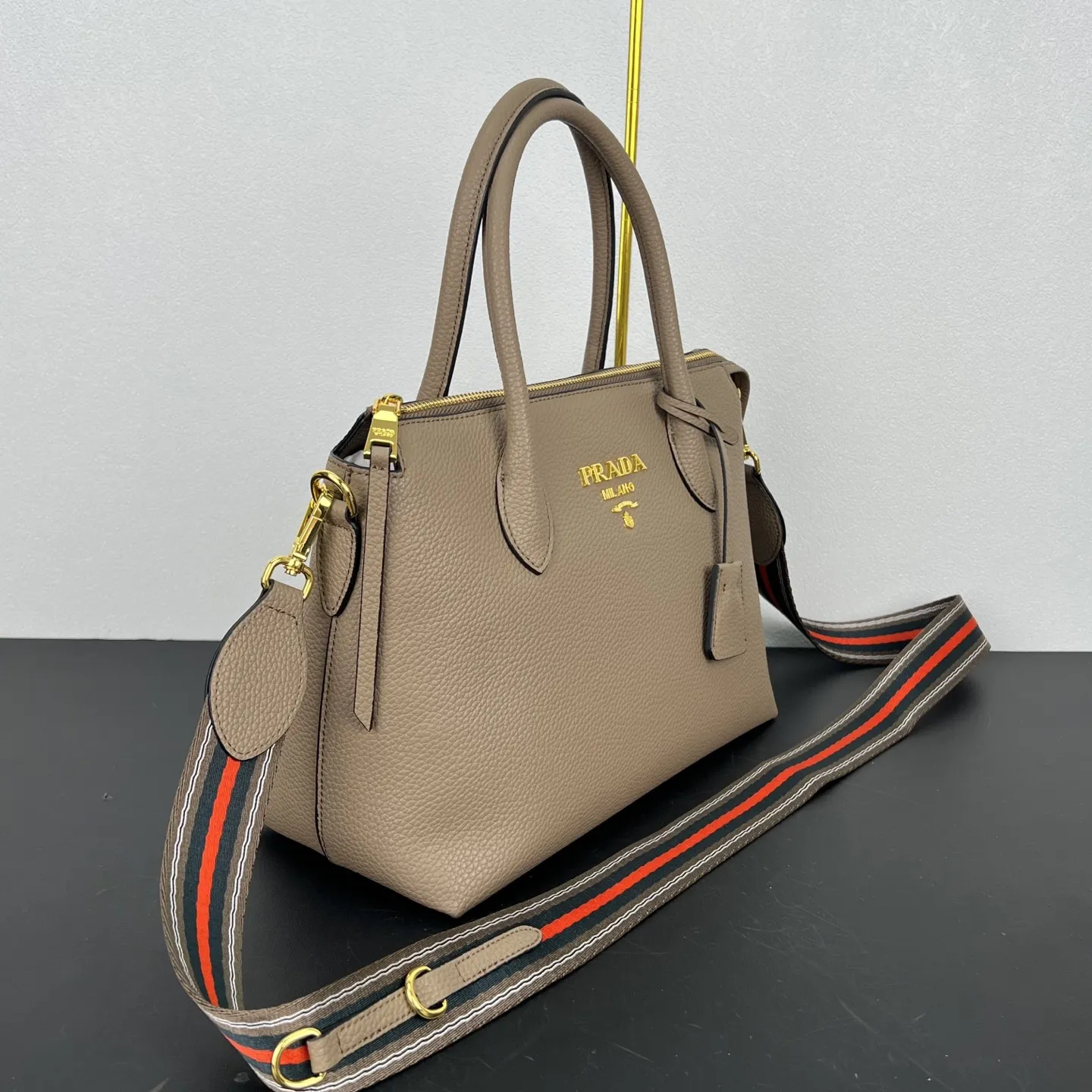 💰295 P家新款,专柜正品有售【顶级原版质量】 !型号:1BA157,尺寸:31×23×14cm 175工厂出品,必定精品 🌹配双肩带💋大荔枝纹小牛皮 皮革双提手 可拆卸可调式皮革肩带 可拆卸可调式彩色织物肩带 镀金配件 金属刻字Logo 拉牌!