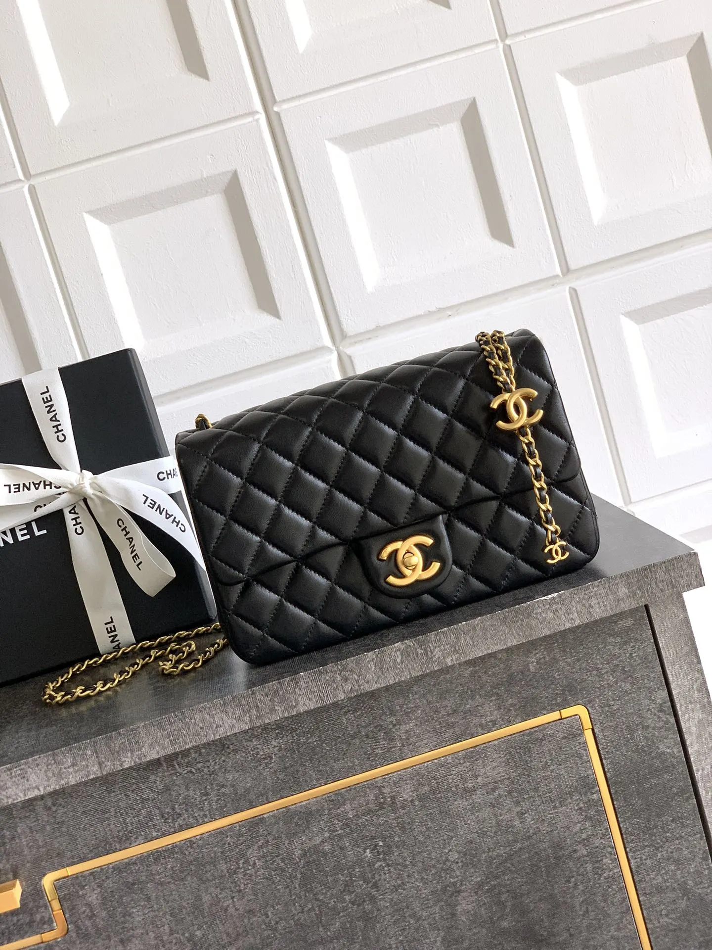 💰700 🚩🚩🚩大號CF 《23cm 》OHANEL25B双C调节扣方胖子、回归款双logo链条包⛓️🆕魅力爆棚颜值超靓！一直是chanel的爆款💥复古感的亮面羊皮，既拥有羊皮柔软细腻的外表，又兼备牛皮耐磨易打理的优点～做旧的复古五金，平滑的亮面🐑皮，小巧精致点缀在包链两头双调节logo，等等&hellip;&hellip;可以调节的链条⛓️各样造型随心所向～包型方正🉑️单肩 斜挎 手提均可 穿搭属性💯23.5x14.5x7cm23.5x14.5x7cm~Mini20x13x7cm~方胖子：18x13.5x7cm~