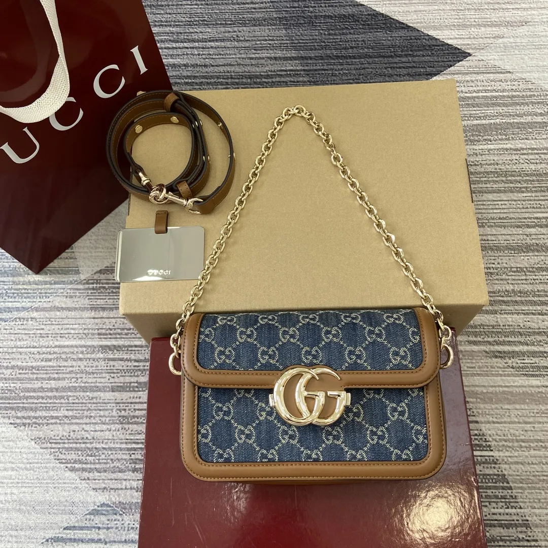 p720。【配全套专柜包装】‼️Gucci Go系列专为运动而生。这款肩背包以精致而轻盈的GG Monogram胶料匠心打造，配以雅致的链带，为2025春夏系列再添亮眼力作。其包内格局也非常实用，后侧设有一个可拆卸镜子。 型号：826761。 尺寸：21.5厘米（宽）x 14厘米（高）x 9厘米（深） 重量：约0.8千克 颜色：蓝色牛仔/原厂皮。