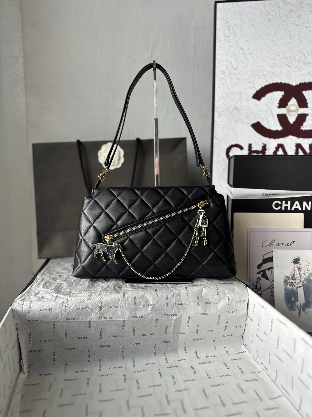 💰850 顶级货_跑量价【配全套包装】 法国&middot;高端定制品 OHANEL🚩🚩🚩 独家出货🚚啦OHANEL🌟🌟✔️A 高级手工坊系列的酒红色菱格手袋​​👜属于 Large Hobo Bag 款式，菱格皮革搭配金色拉链，挂件是香奈儿女士牵着狗的金属链条挂饰，是整个系列里辨识度很高的一款，这季手工坊系列围绕纽约主题做了很多动物元素的设计，这款包上的&rdquo;香奈儿女士+狗&rdquo;挂件就是其中之一，羊🐑皮质看着也饱满，实物上手感极强、这款整体做工评价挺高的，动物元素挂件是最大的记忆点！ 尺寸18✖️29✖️8cm 款号AS6411