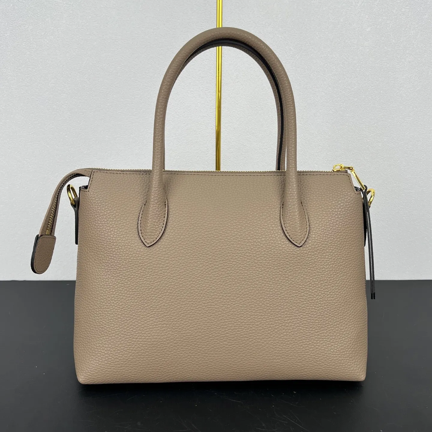 💰295 P家新款,专柜正品有售【顶级原版质量】 !型号:1BA157,尺寸:31×23×14cm 175工厂出品,必定精品 🌹配双肩带💋大荔枝纹小牛皮 皮革双提手 可拆卸可调式皮革肩带 可拆卸可调式彩色织物肩带 镀金配件 金属刻字Logo 拉牌!