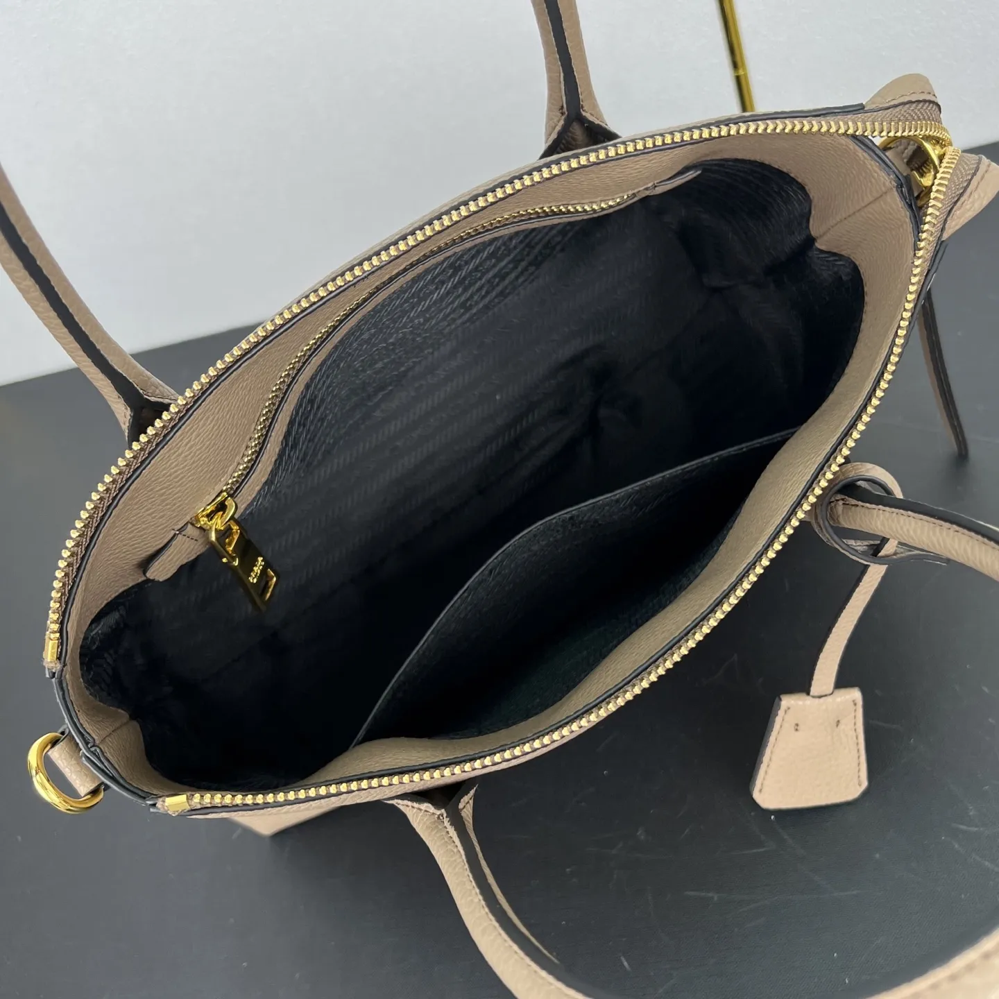 💰295 P家新款,专柜正品有售【顶级原版质量】 !型号:1BA157,尺寸:31×23×14cm 175工厂出品,必定精品 🌹配双肩带💋大荔枝纹小牛皮 皮革双提手 可拆卸可调式皮革肩带 可拆卸可调式彩色织物肩带 镀金配件 金属刻字Logo 拉牌!