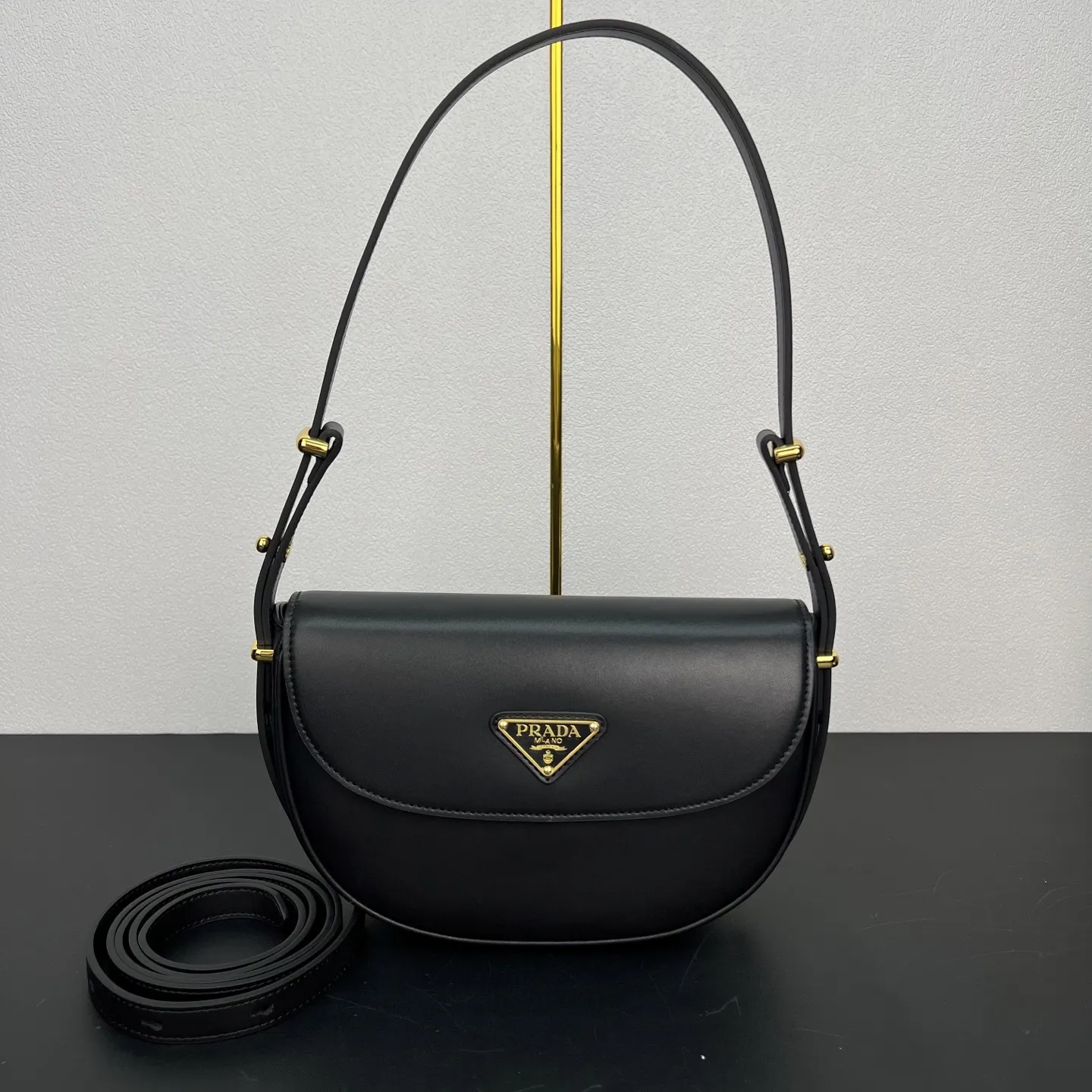 💰265🎉新品🎉1BD365双条肩带👏👏 这款采用进口小牛皮，内配进口羊皮，翻盖设计，配有2条可拆可调节长短肩带，又可肩背和斜跨，不同场合可互换。太完美了👏👏容量空间大，又时尚又简约，宝宝们。赶紧入手吧👏👏 长20x高16x底6cm🎉🎉🎉🎊🎊🎊