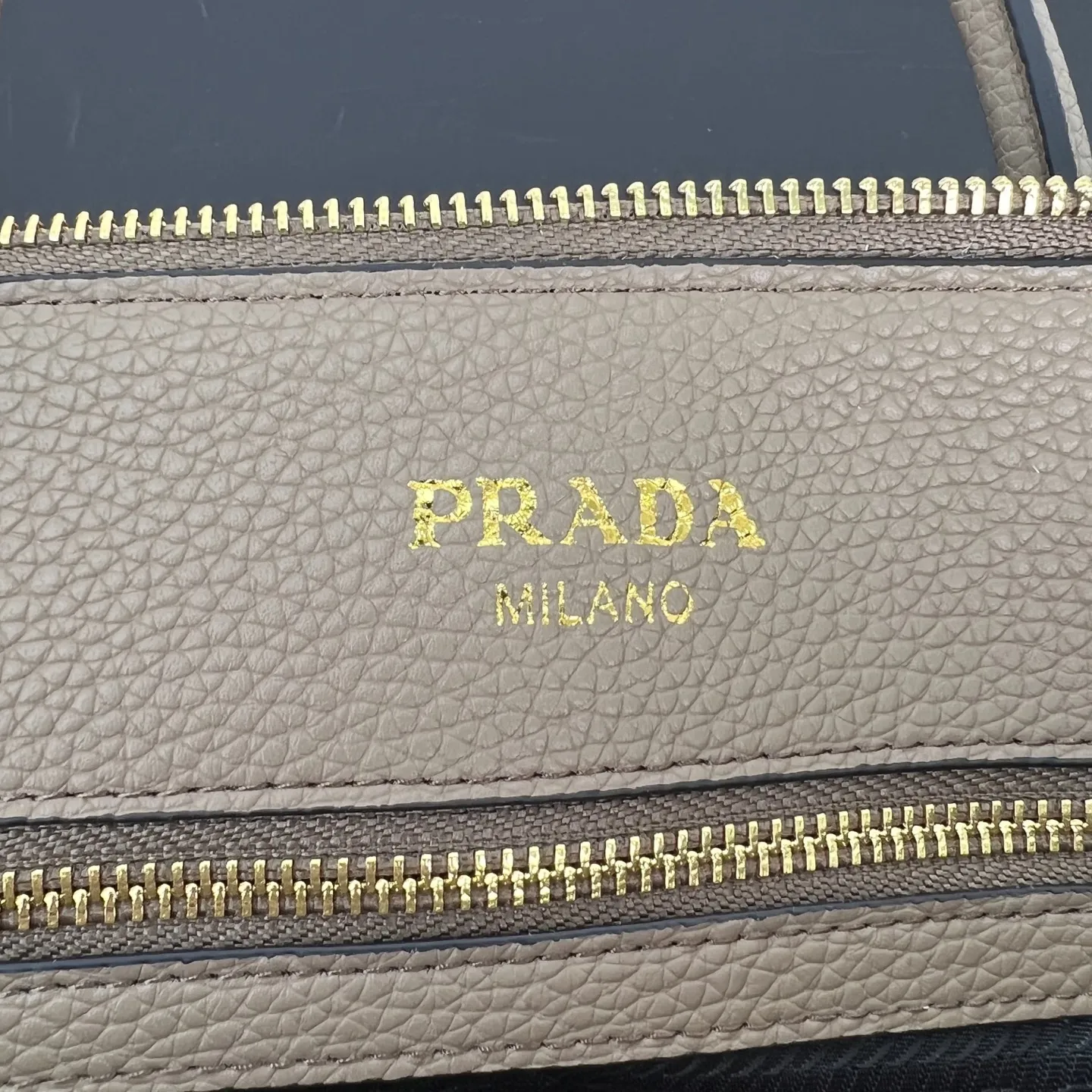 💰295 P家新款,专柜正品有售【顶级原版质量】 !型号:1BA157,尺寸:31×23×14cm 175工厂出品,必定精品 🌹配双肩带💋大荔枝纹小牛皮 皮革双提手 可拆卸可调式皮革肩带 可拆卸可调式彩色织物肩带 镀金配件 金属刻字Logo 拉牌!