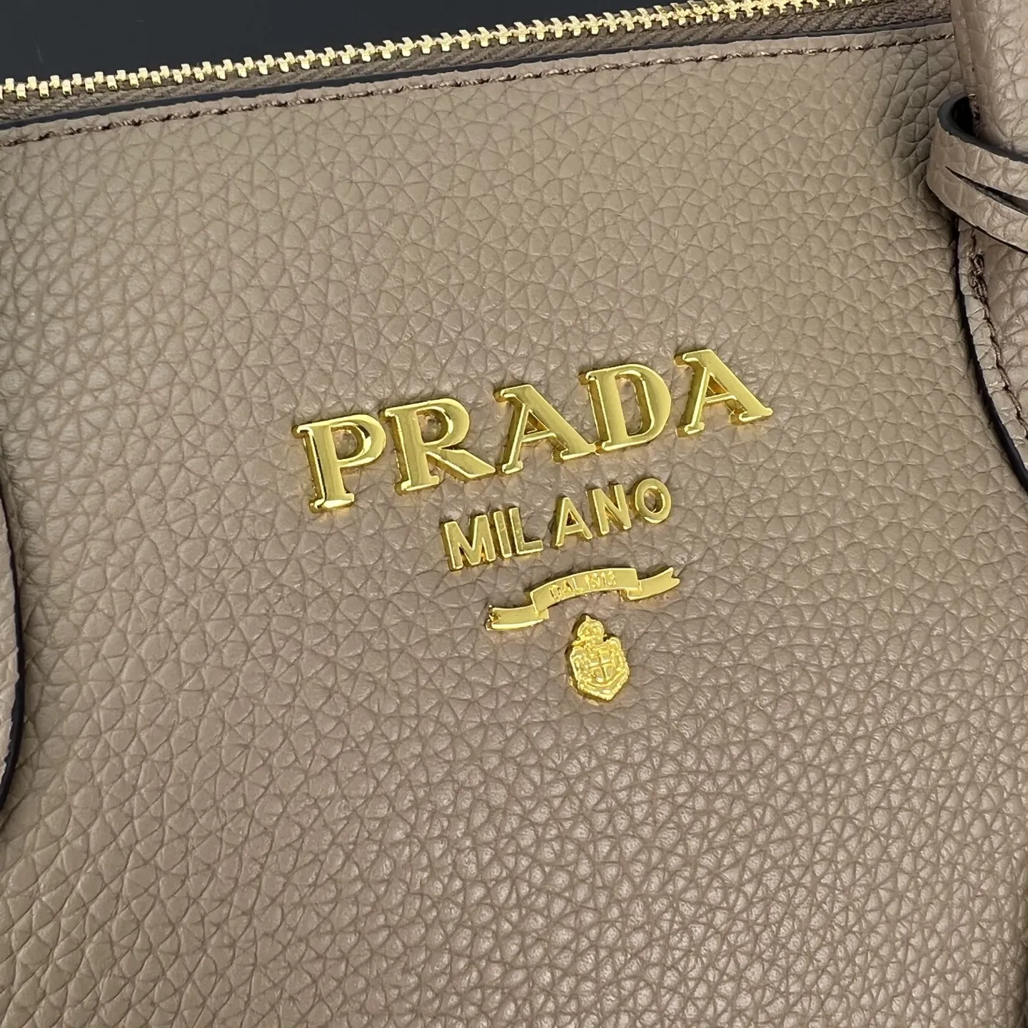 💰295 P家新款,专柜正品有售【顶级原版质量】 !型号:1BA157,尺寸:31×23×14cm 175工厂出品,必定精品 🌹配双肩带💋大荔枝纹小牛皮 皮革双提手 可拆卸可调式皮革肩带 可拆卸可调式彩色织物肩带 镀金配件 金属刻字Logo 拉牌!