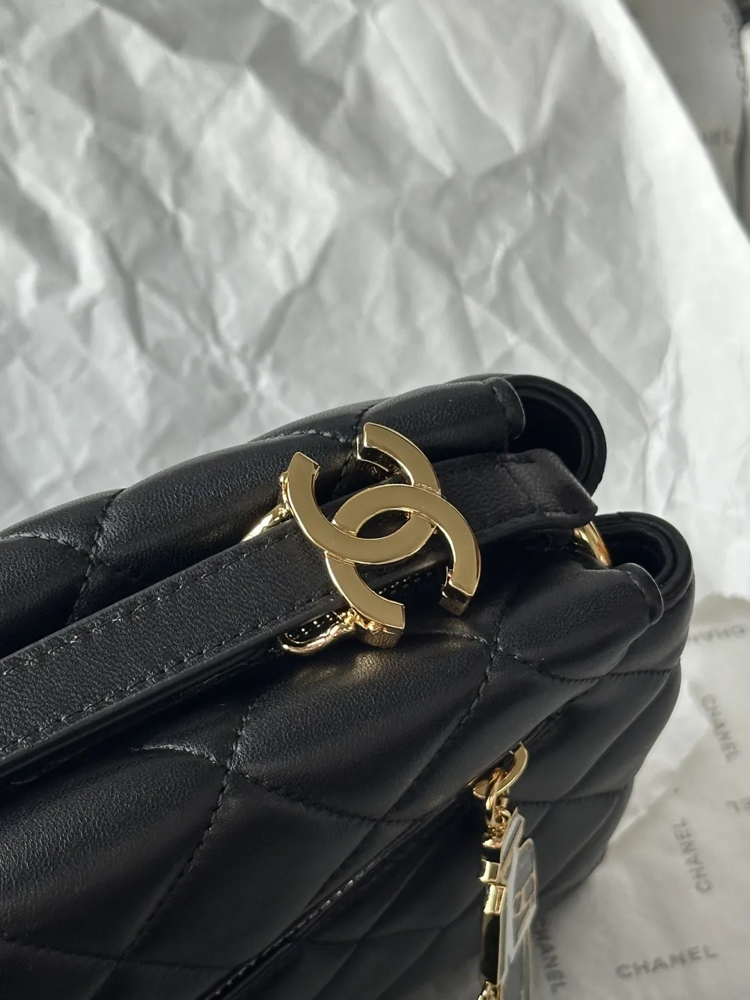 💰850 顶级货_跑量价【配全套包装】 法国&middot;高端定制品 OHANEL🚩🚩🚩 独家出货🚚啦OHANEL🌟🌟✔️A 高级手工坊系列的酒红色菱格手袋​​👜属于 Large Hobo Bag 款式，菱格皮革搭配金色拉链，挂件是香奈儿女士牵着狗的金属链条挂饰，是整个系列里辨识度很高的一款，这季手工坊系列围绕纽约主题做了很多动物元素的设计，这款包上的&rdquo;香奈儿女士+狗&rdquo;挂件就是其中之一，羊🐑皮质看着也饱满，实物上手感极强、这款整体做工评价挺高的，动物元素挂件是最大的记忆点！ 尺寸18✖️29✖️8cm 款号AS6411