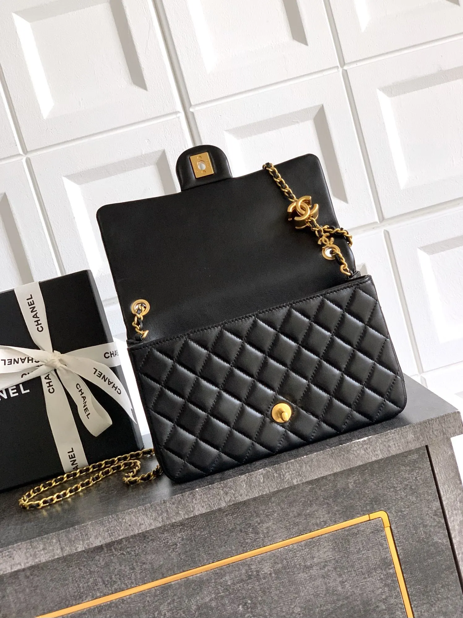 💰700 🚩🚩🚩大號CF 《23cm 》OHANEL25B双C调节扣方胖子、回归款双logo链条包⛓️🆕魅力爆棚颜值超靓！一直是chanel的爆款💥复古感的亮面羊皮，既拥有羊皮柔软细腻的外表，又兼备牛皮耐磨易打理的优点～做旧的复古五金，平滑的亮面🐑皮，小巧精致点缀在包链两头双调节logo，等等&hellip;&hellip;可以调节的链条⛓️各样造型随心所向～包型方正🉑️单肩 斜挎 手提均可 穿搭属性💯23.5x14.5x7cm23.5x14.5x7cm~Mini20x13x7cm~方胖子：18x13.5x7cm~