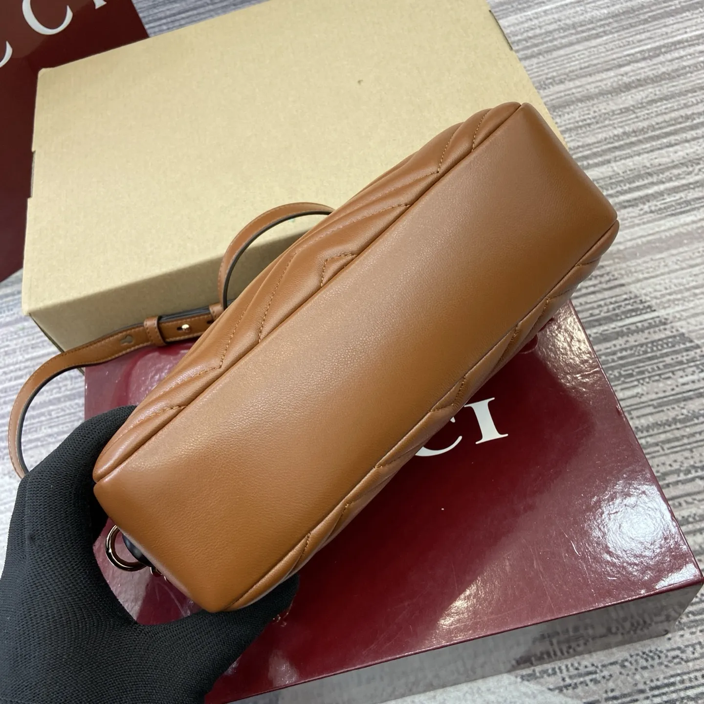 p520。【配全套专柜包装】‼️GG 马蒙特是品牌的标志性系列，其特色包括象征性的双G标识、棱角分明的链带以及现代感十足的廓形。这款新的相机包以极其柔软的优质皮革和精致的光金色调金属配件细节，突显了精湛的手工工艺。 型号：855273。 尺寸：24厘米（宽）x15厘米（高）x8厘米（深） 颜色：棕色羊皮。 意大利创作
