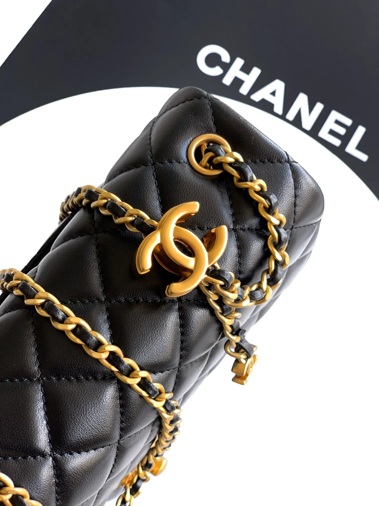 💰700 🚩🚩🚩大號CF 《23cm 》OHANEL25B双C调节扣方胖子、回归款双logo链条包⛓️🆕魅力爆棚颜值超靓!一直是chanel的爆款💥复古感的亮面羊皮,既拥有羊皮柔软细腻的外表,又兼备牛皮耐磨易打理的优点~做旧的复古五金,平滑的亮面🐑皮,小巧精致点缀在包链两头双调节logo,等等……可以调节的链条⛓️各样造型随心所向~包型方正🉑️单肩 斜挎 手提均可 穿搭属性💯23.5x14.5x7cm23.5x14.5x7cm~Mini20x13x7cm~方胖子:18x13.5x7cm~