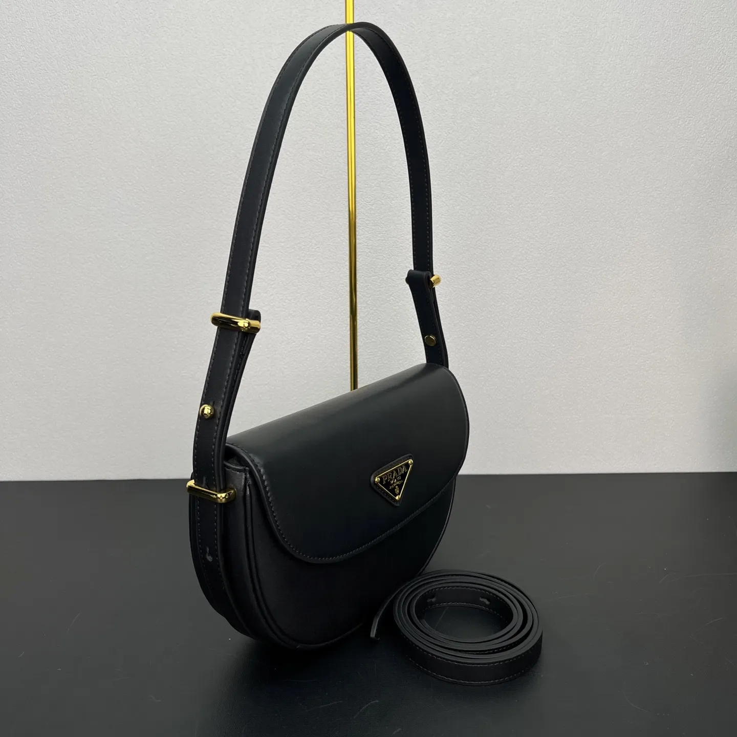 💰265🎉新品🎉1BD365双条肩带👏👏 这款采用进口小牛皮,内配进口羊皮,翻盖设计,配有2条可拆可调节长短肩带,又可肩背和斜跨,不同场合可互换。太完美了👏👏容量空间大,又时尚又简约,宝宝们。赶紧入手吧👏👏 长20x高16x底6cm🎉🎉🎉🎊🎊🎊
