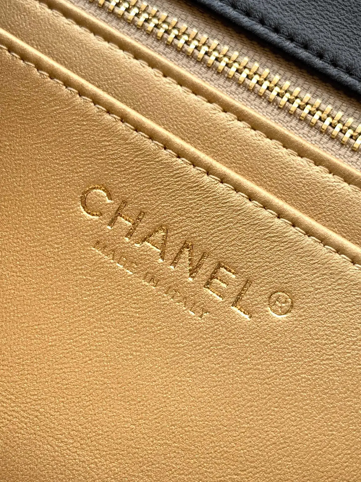 💰700 🚩🚩🚩大號CF 《23cm 》OHANEL25B双C调节扣方胖子、回归款双logo链条包⛓️🆕魅力爆棚颜值超靓！一直是chanel的爆款💥复古感的亮面羊皮，既拥有羊皮柔软细腻的外表，又兼备牛皮耐磨易打理的优点～做旧的复古五金，平滑的亮面🐑皮，小巧精致点缀在包链两头双调节logo，等等&hellip;&hellip;可以调节的链条⛓️各样造型随心所向～包型方正🉑️单肩 斜挎 手提均可 穿搭属性💯23.5x14.5x7cm23.5x14.5x7cm~Mini20x13x7cm~方胖子：18x13.5x7cm~