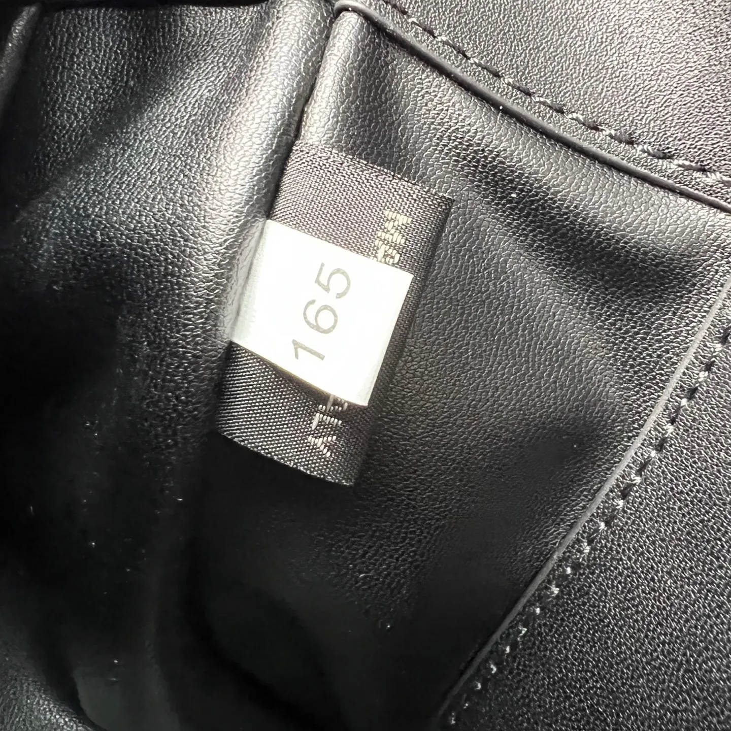 💰265🎉新品🎉1BD365双条肩带👏👏 这款采用进口小牛皮,内配进口羊皮,翻盖设计,配有2条可拆可调节长短肩带,又可肩背和斜跨,不同场合可互换。太完美了👏👏容量空间大,又时尚又简约,宝宝们。赶紧入手吧👏👏 长20x高16x底6cm🎉🎉🎉🎊🎊🎊