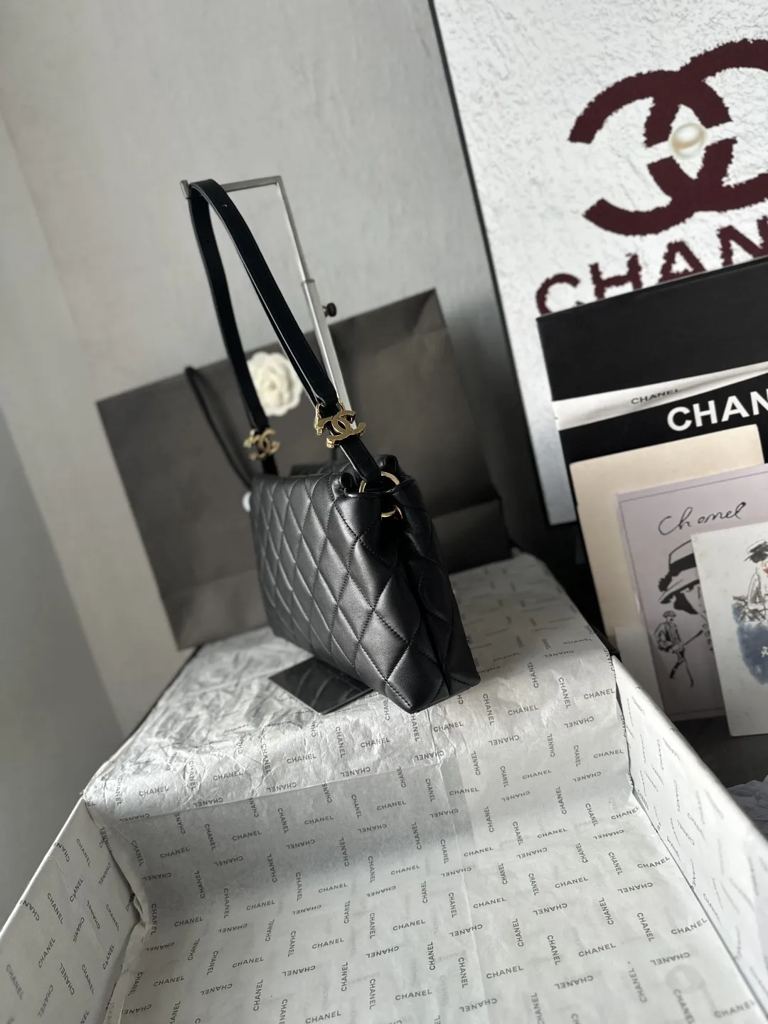 💰850 顶级货_跑量价【配全套包装】 法国·高端定制品 OHANEL🚩🚩🚩 独家出货🚚啦OHANEL🌟🌟✔️A 高级手工坊系列的酒红色菱格手袋👜属于 Large Hobo Bag 款式,菱格皮革搭配金色拉链,挂件是香奈儿女士牵着狗的金属链条挂饰,是整个系列里辨识度很高的一款,这季手工坊系列围绕纽约主题做了很多动物元素的设计,这款包上的”香奈儿女士+狗”挂件就是其中之一,羊🐑皮质看着也饱满,实物上手感极强、这款整体做工评价挺高的,动物元素挂件是最大的记忆点! 尺寸18✖️29✖️8cm 款号AS6411